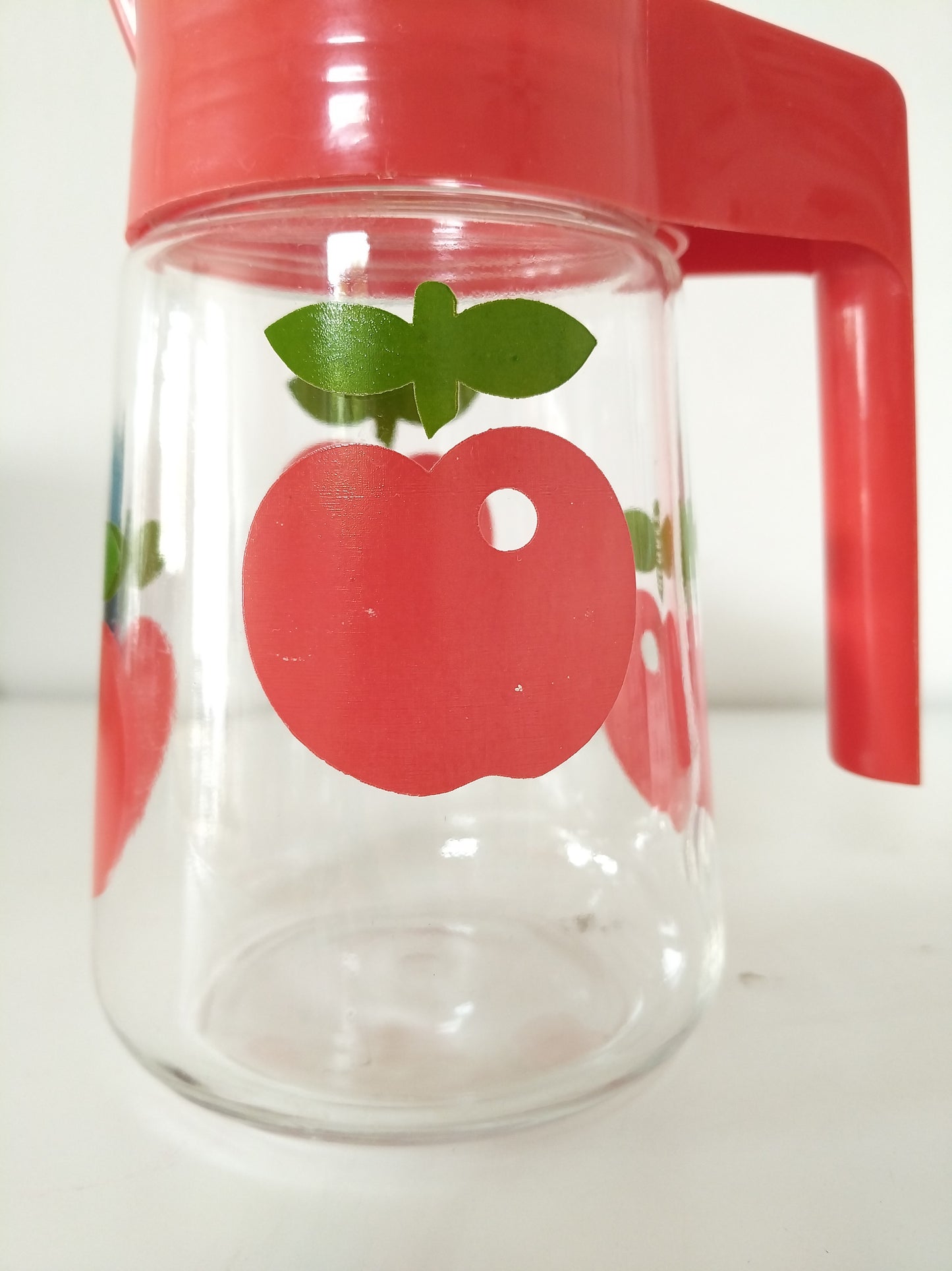 Carafe pichet cruche Henkel décor pommes