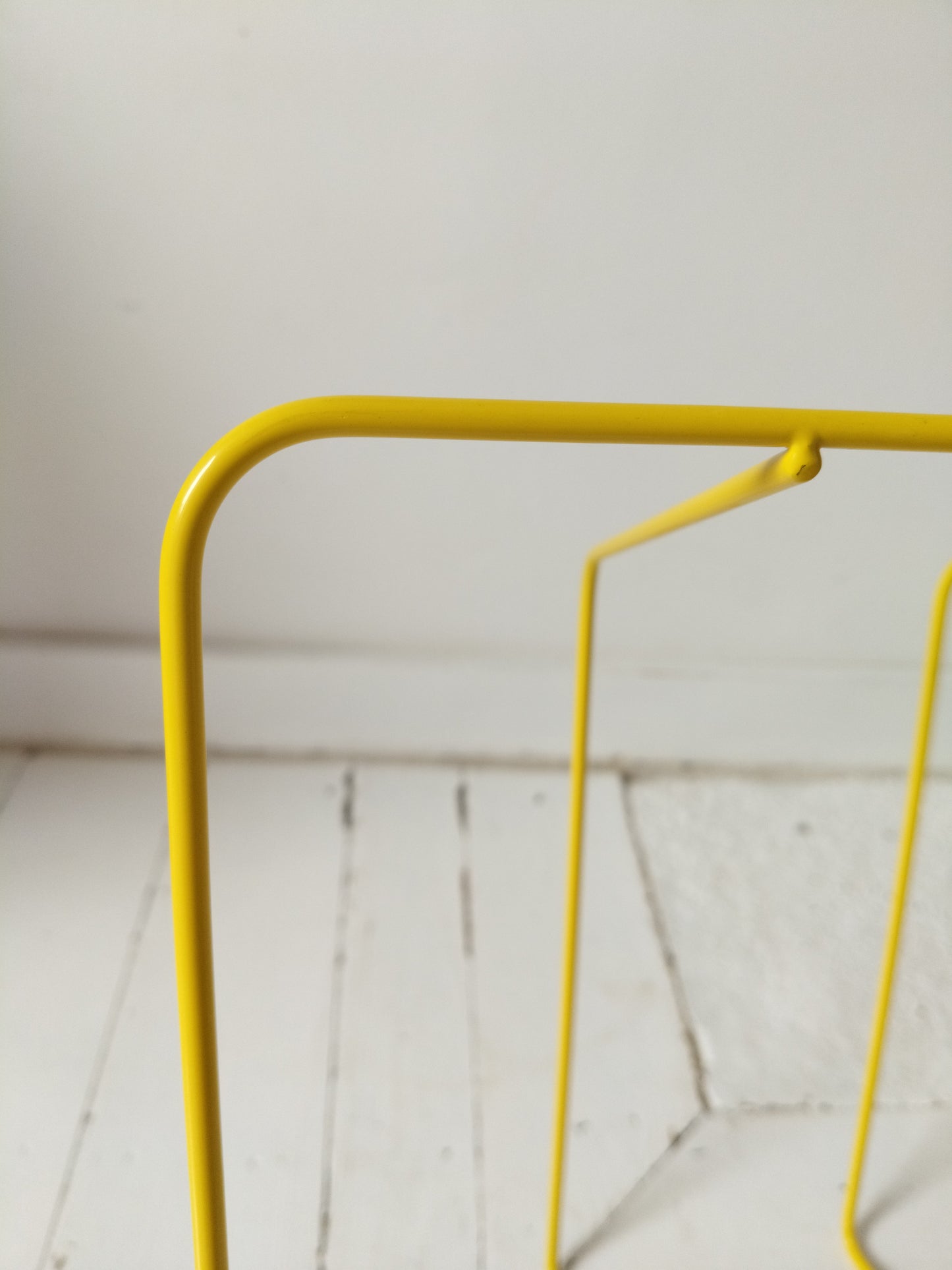 Porte-revues/ range-livres métallique jaune Ikea Blejd 2016