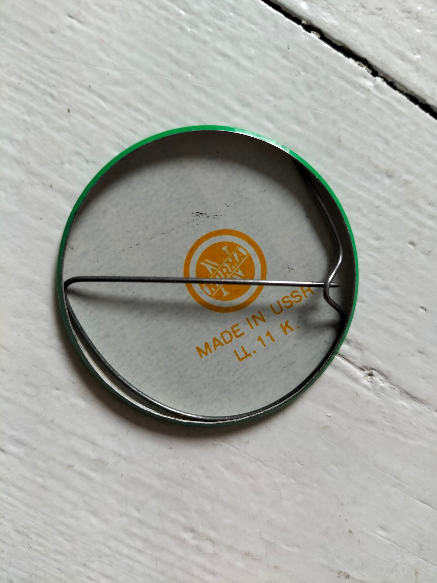 Ancien badge métallique 70's (ou magnet) Norma made in URSS (Estonie) à l'unité