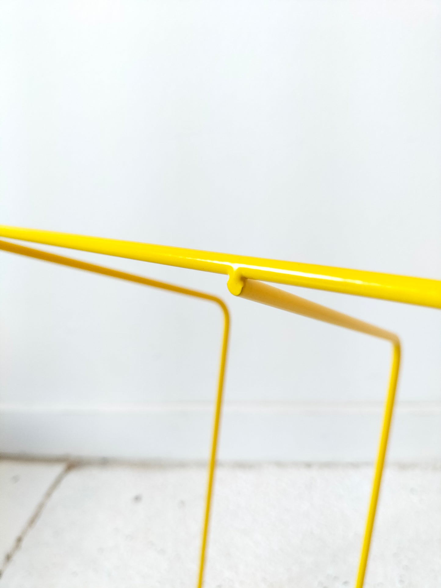 Porte-revues/ range-livres métallique jaune Ikea Blejd 2016