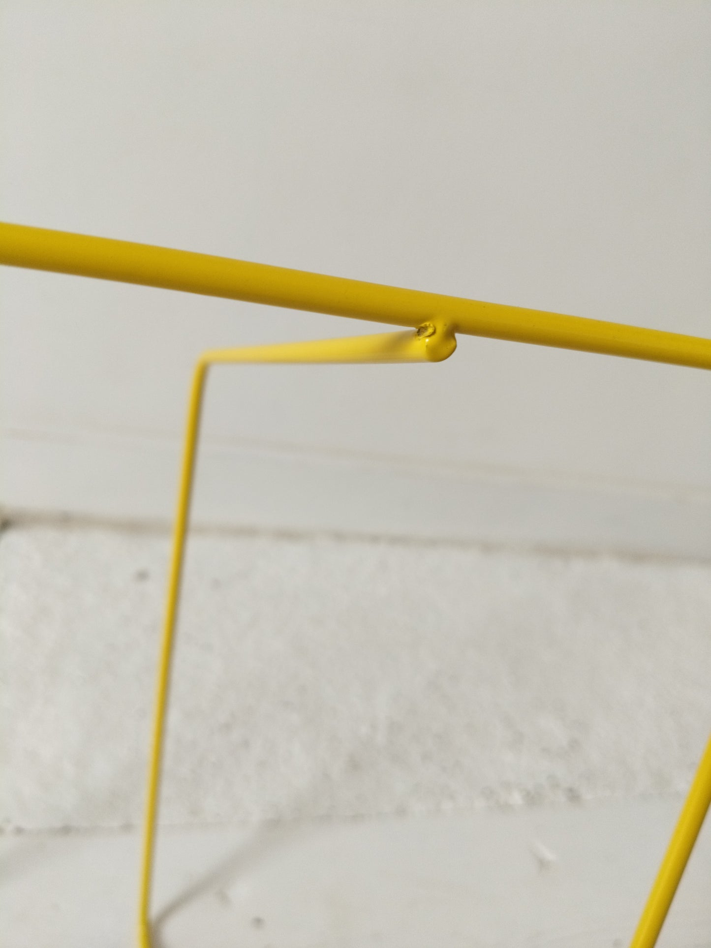Porte-revues/ range-livres métallique jaune Ikea Blejd 2016