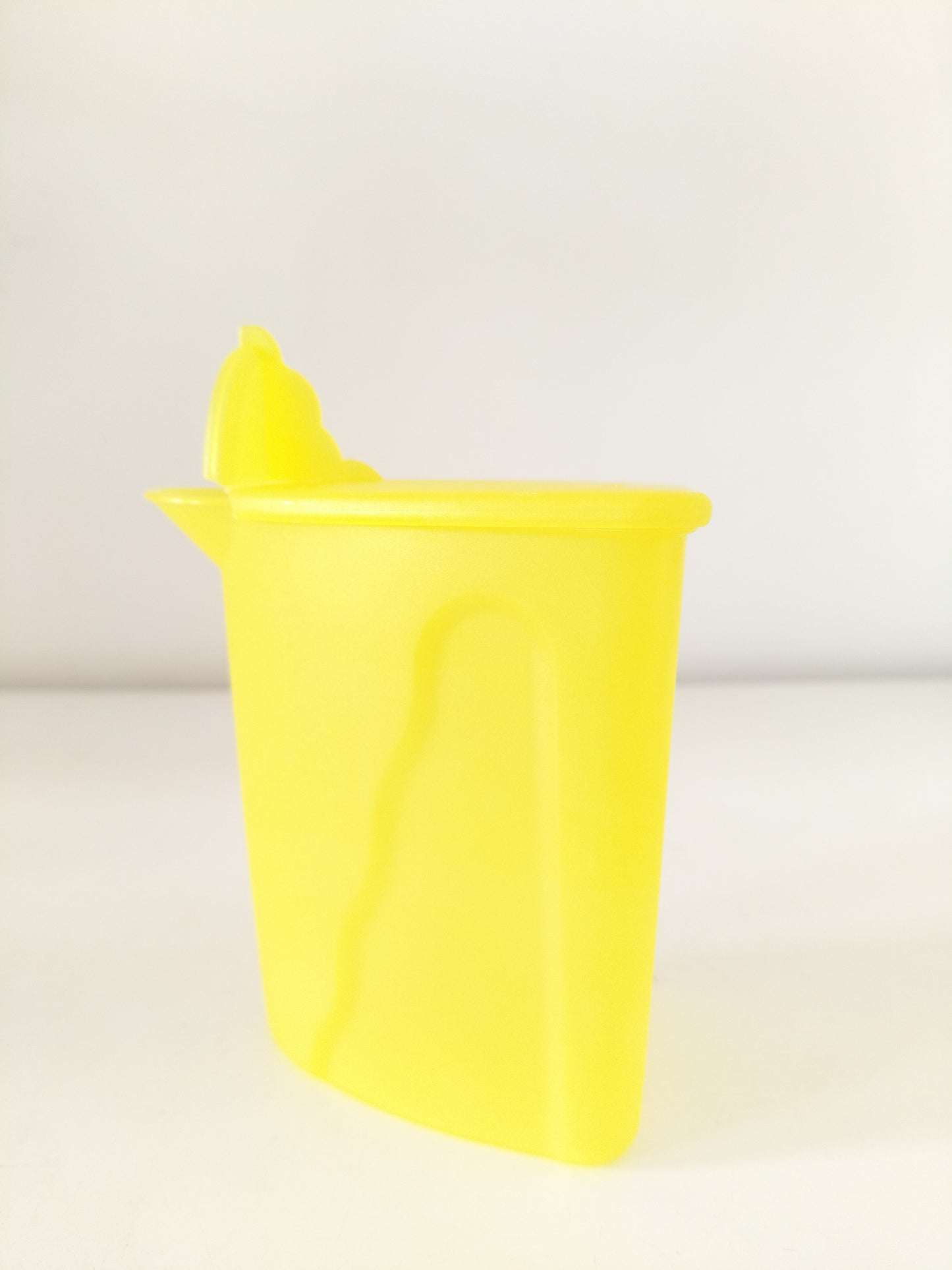 Petit pot verseur en plastique jaune Tupperware
