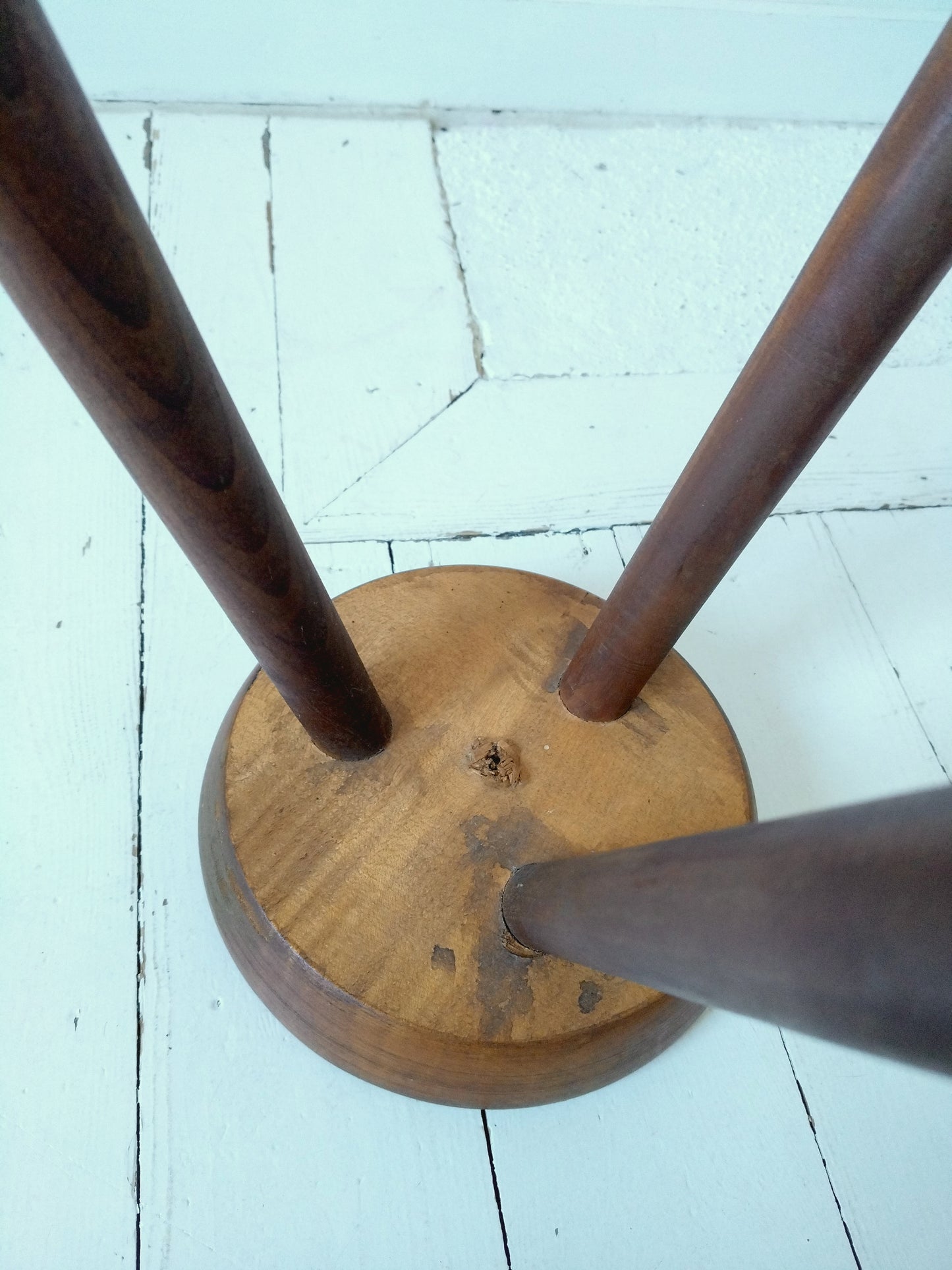 Ancien petit tabouret de métier tripode en bois massif - cetaitmieuxavant