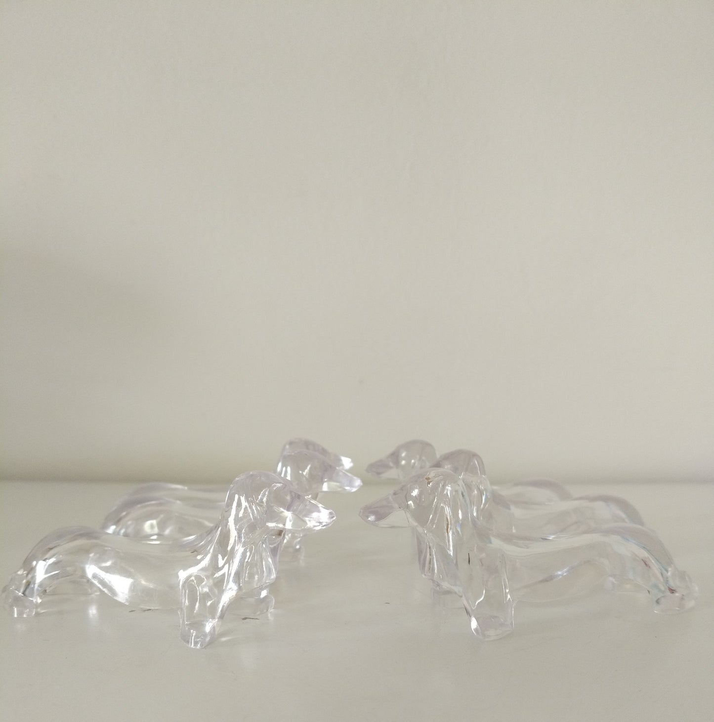 Set de 6 repose/ pose-couteaux chien teckel en plexi transparent (2 sets disponibles)