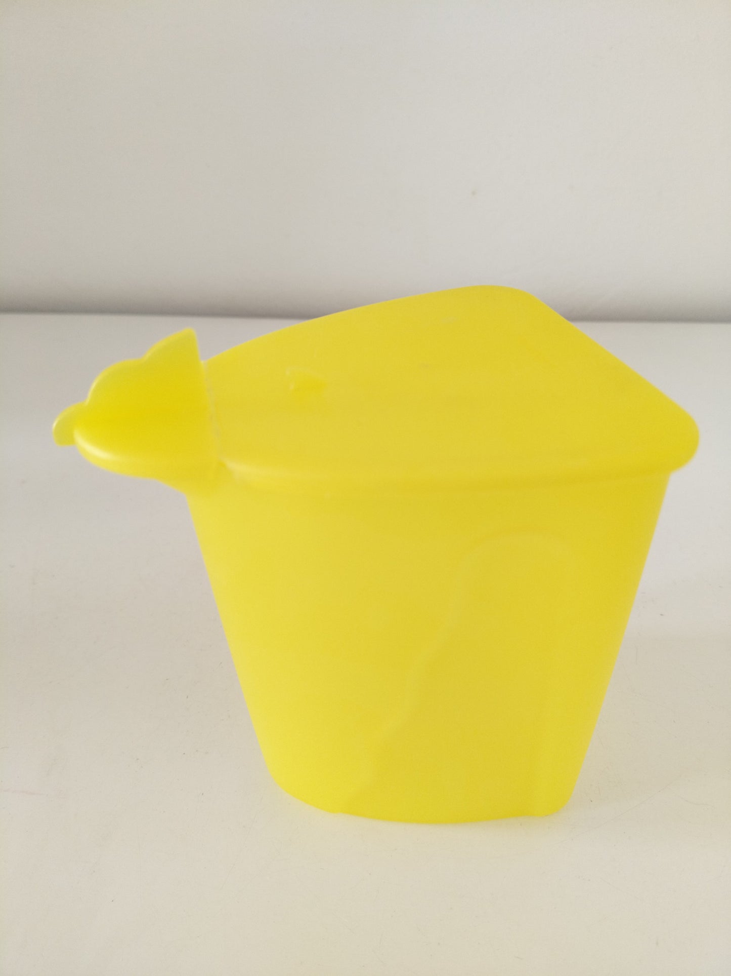 Petit pot verseur en plastique jaune Tupperware
