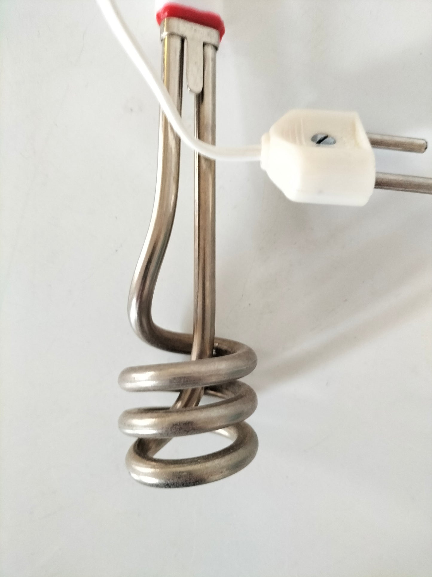 Chauffe-eau électrique de voyage et sa pochette