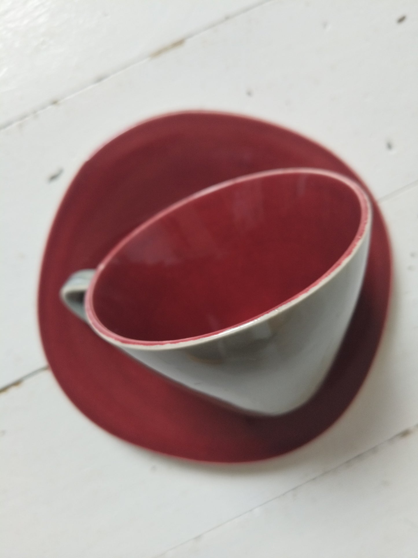 Ensemble 1 tasse grise et 1 soucoupe bordeaux Boch La Louvière Miami Bicolore