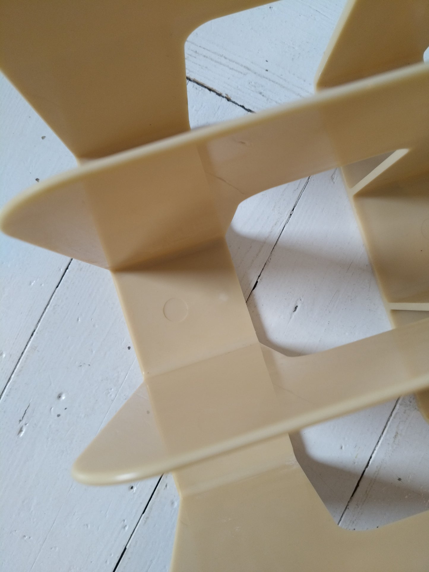 Range-livres/ magazines/ vinyles en plastique beige par Sven-Eric Juhlin pour Gustavsberg 1395