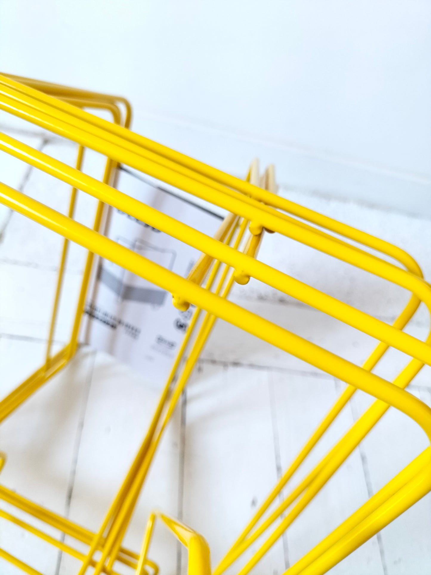 Porte-revues/ range-livres métallique jaune Ikea Blejd 2016