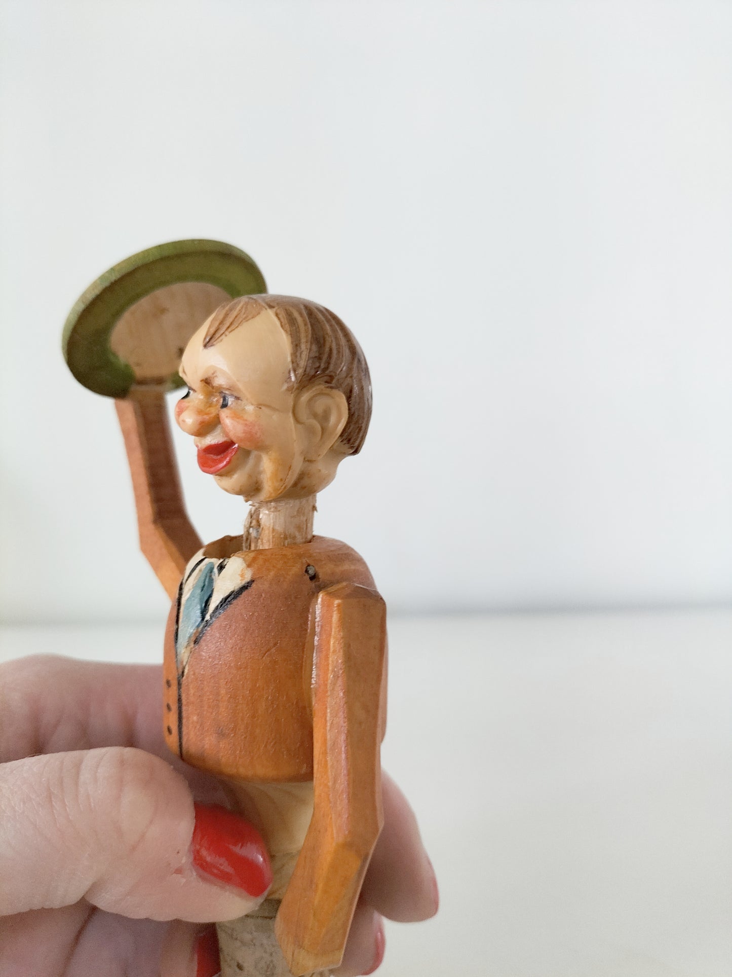 Ancien bouchon bonhomme tirant son chapeau en bois