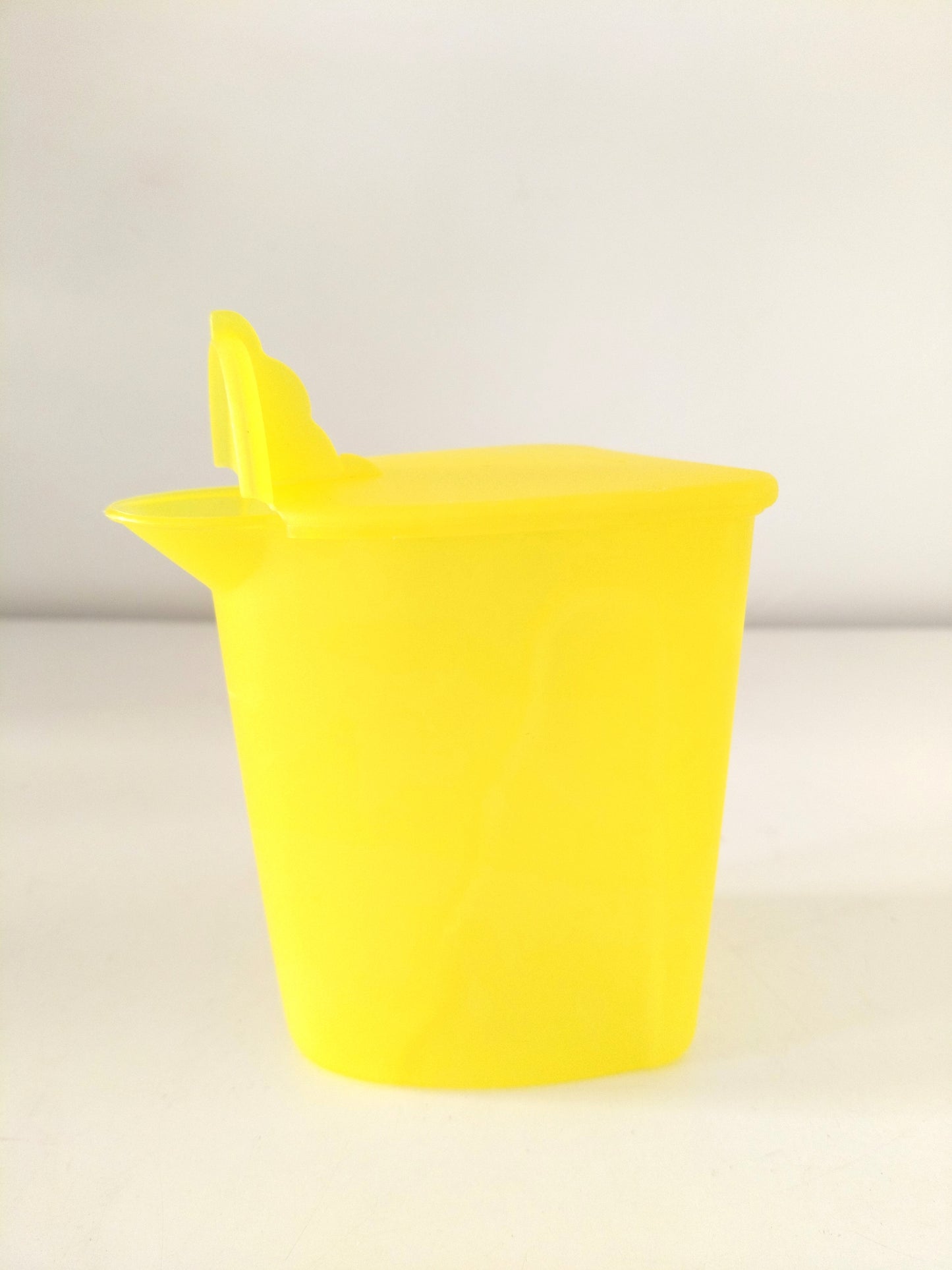 Petit pot verseur en plastique jaune Tupperware