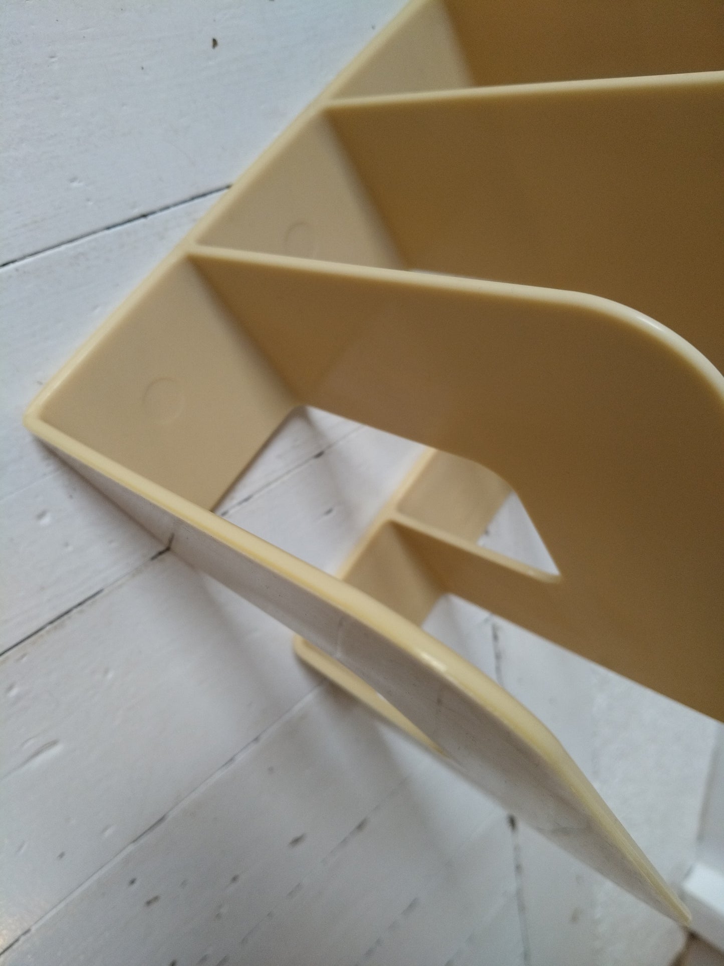 Range-livres/ magazines/ vinyles en plastique beige par Sven-Eric Juhlin pour Gustavsberg 1395