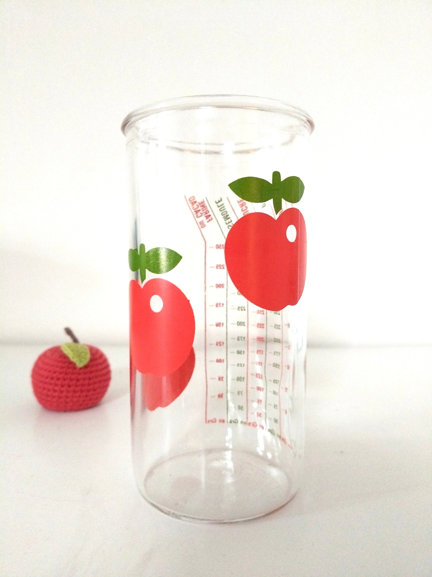 Verre doseur mesureur/ récipient gradué/ Henkel décor pommes