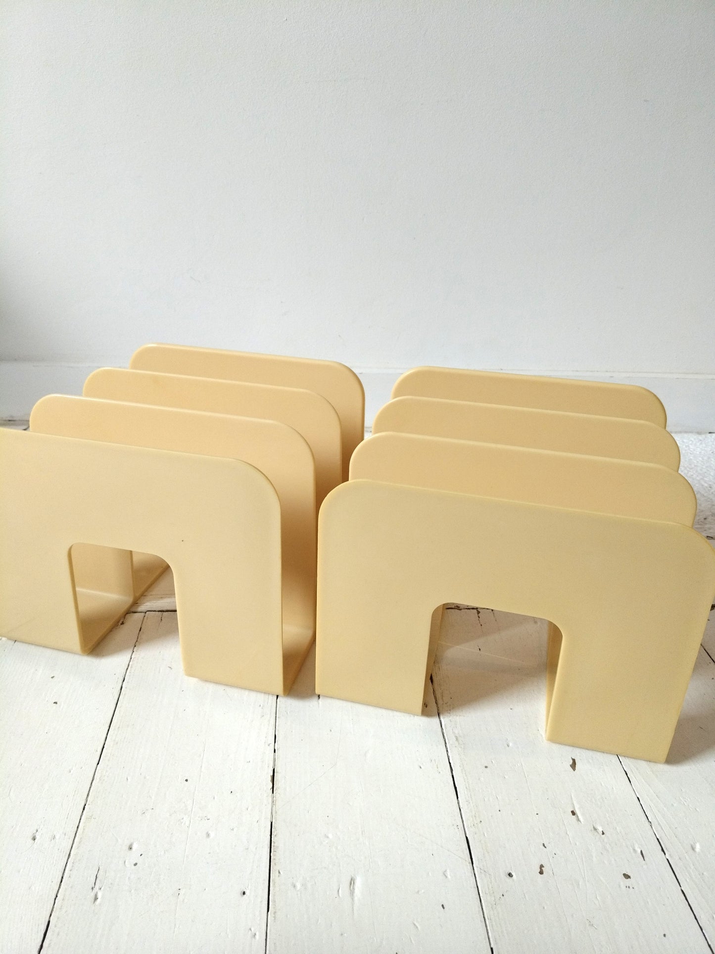 Range-livres/ magazines/ vinyles en plastique beige par Sven-Eric Juhlin pour Gustavsberg 1395