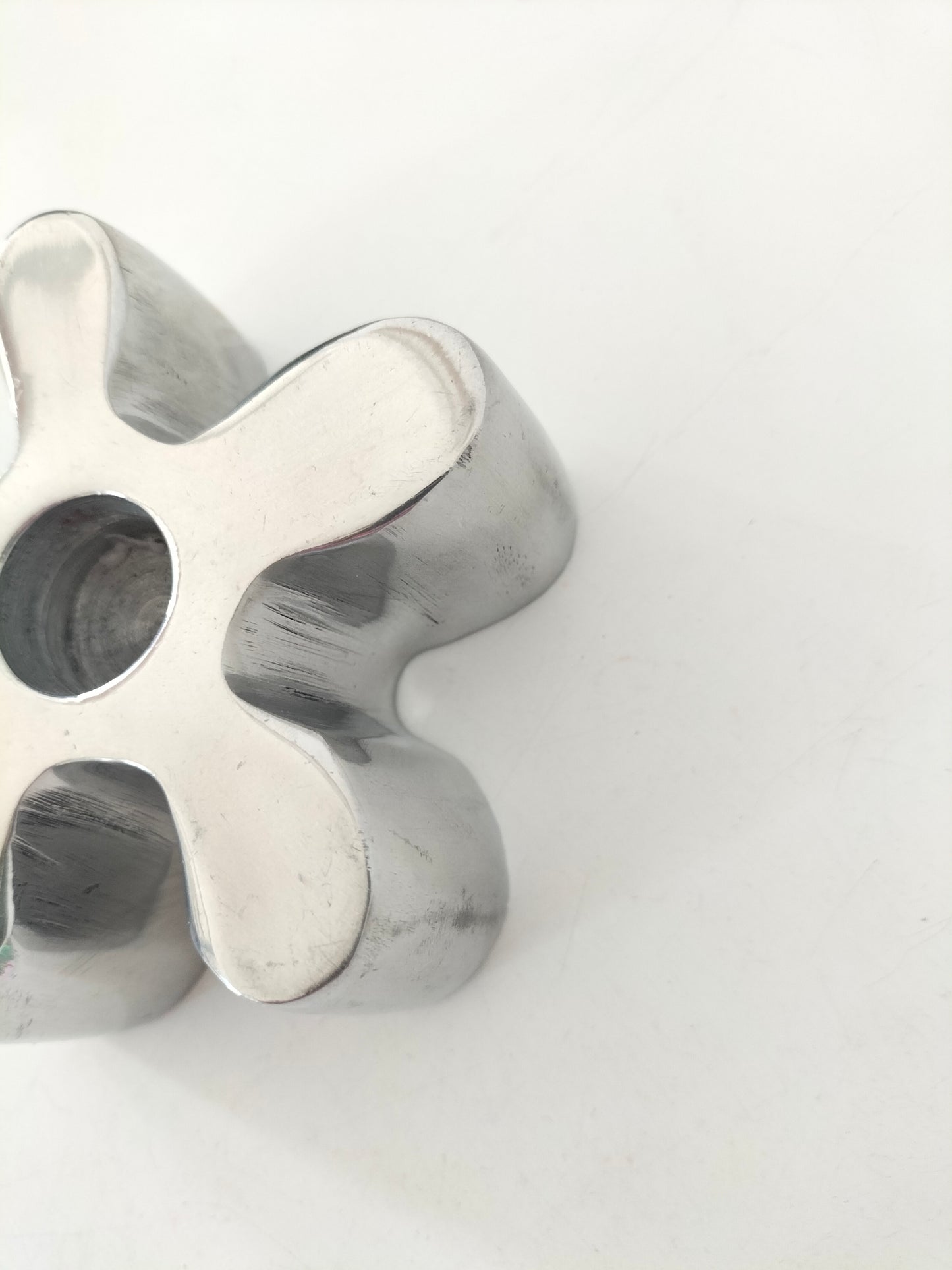 Bougeoir fleur en aluminium