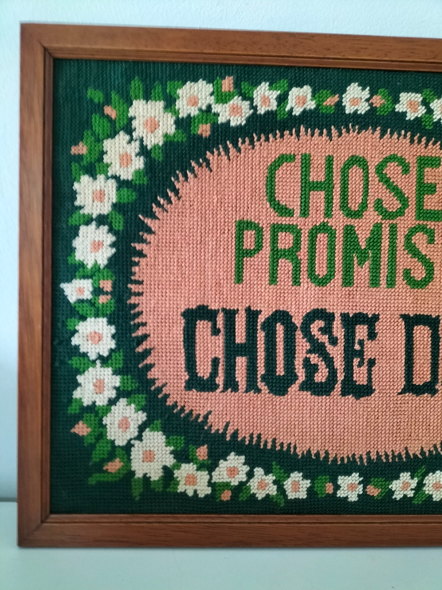 Ancien canevas/ point de croix/ de tapisserie encadré proverbe "chose promise, chose due"