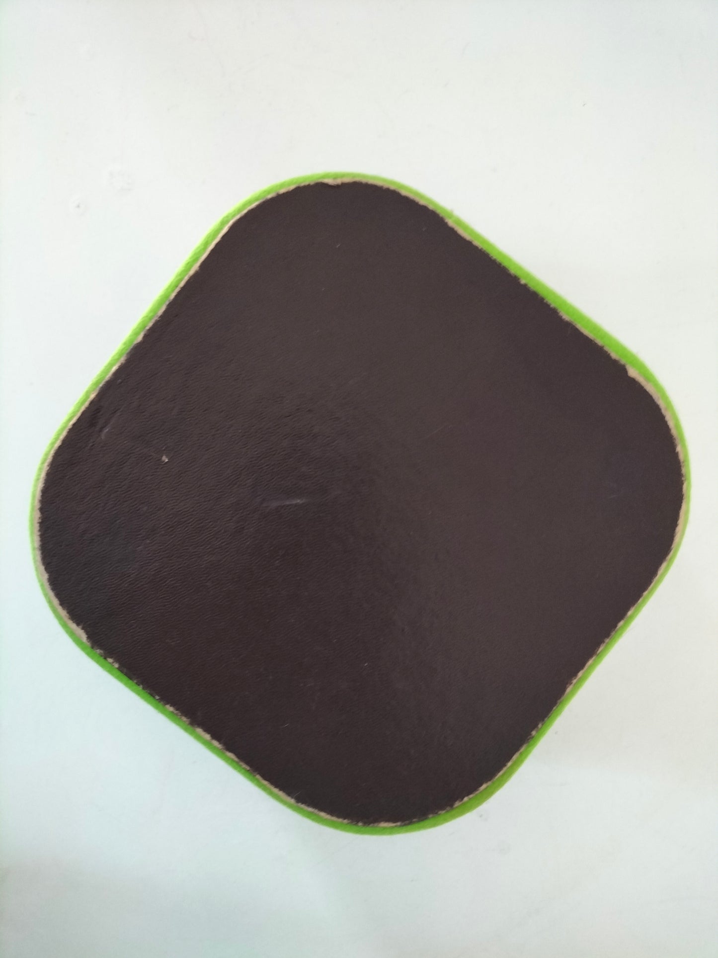 Ancienne boîte cartonnée et tissu