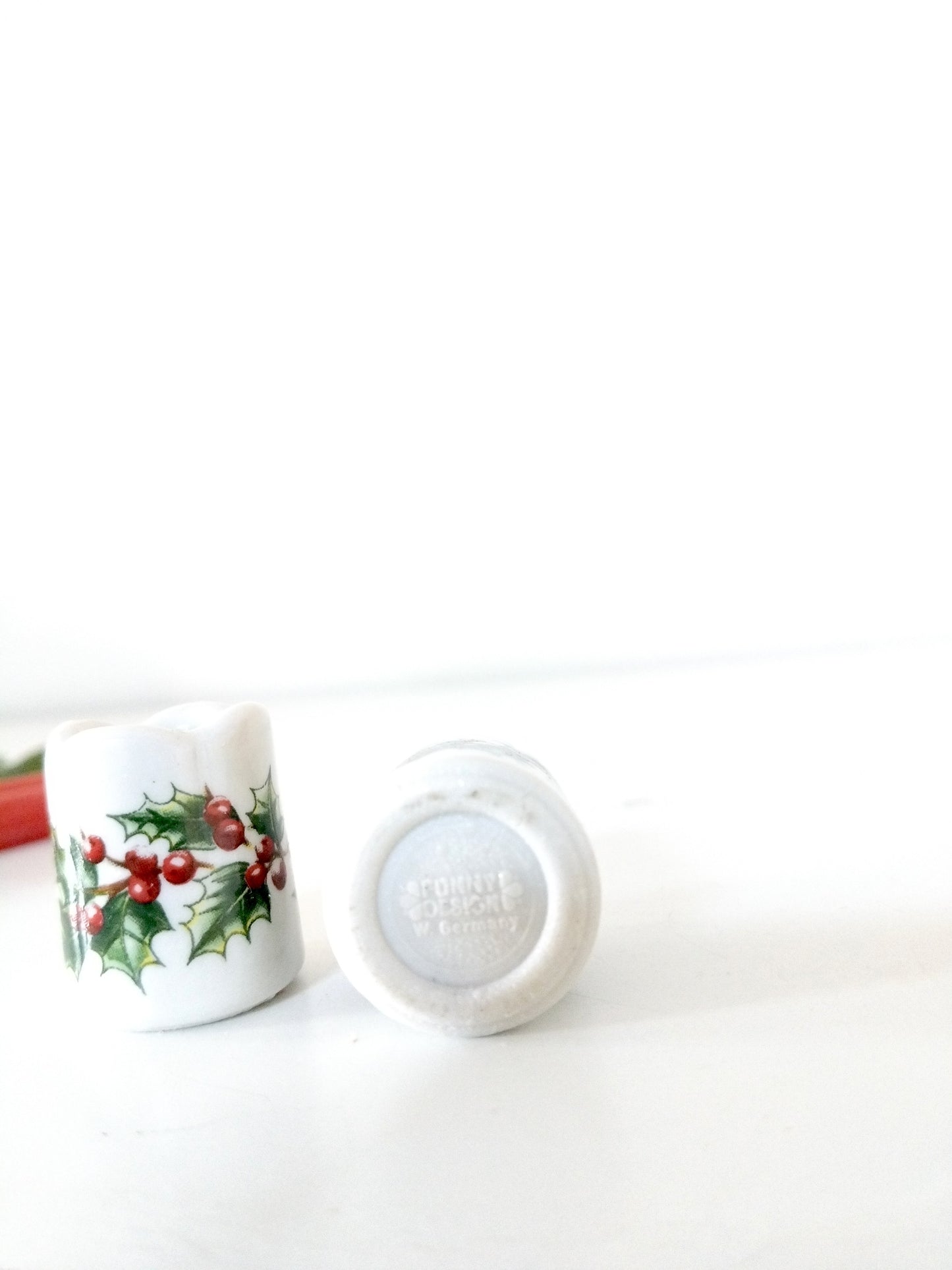 Ensemble de 2 mini-bougeoirs de Noël Funny Design décor houx + 2 bougies rouges