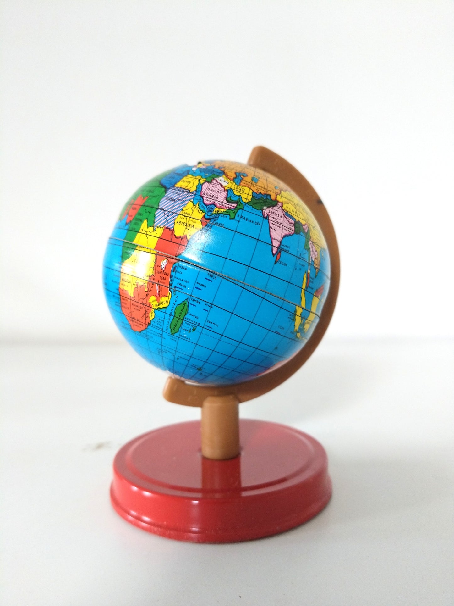Ancienne petite tirelire mappemonde en tôle Hong Kong