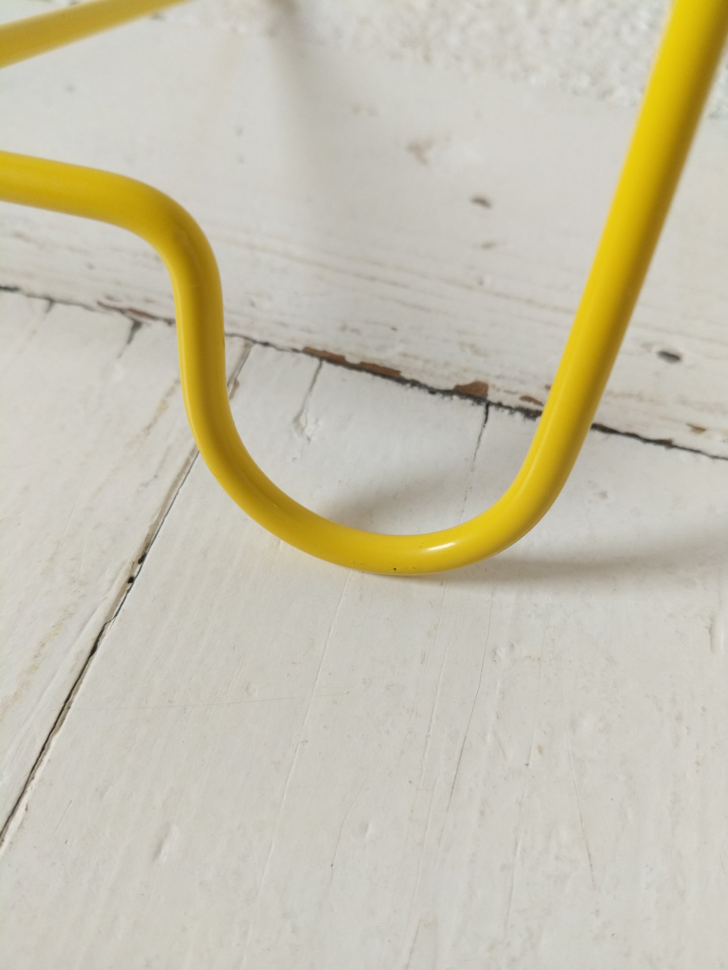 Porte-revues/ range-livres métallique jaune Ikea Blejd 2016