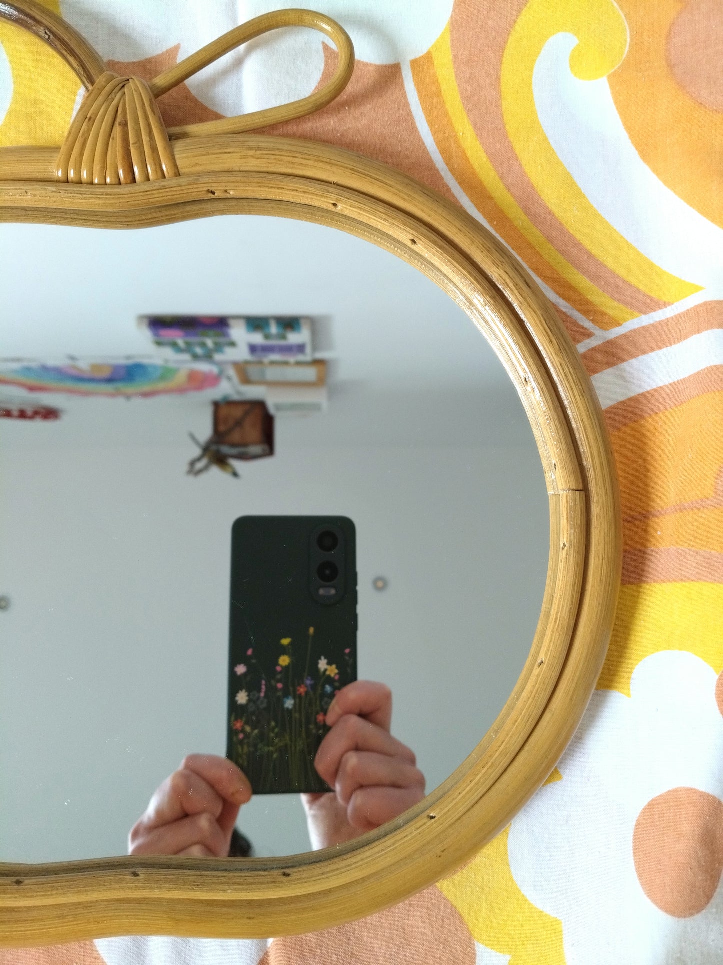 Petit miroir pomme en rotin vintage