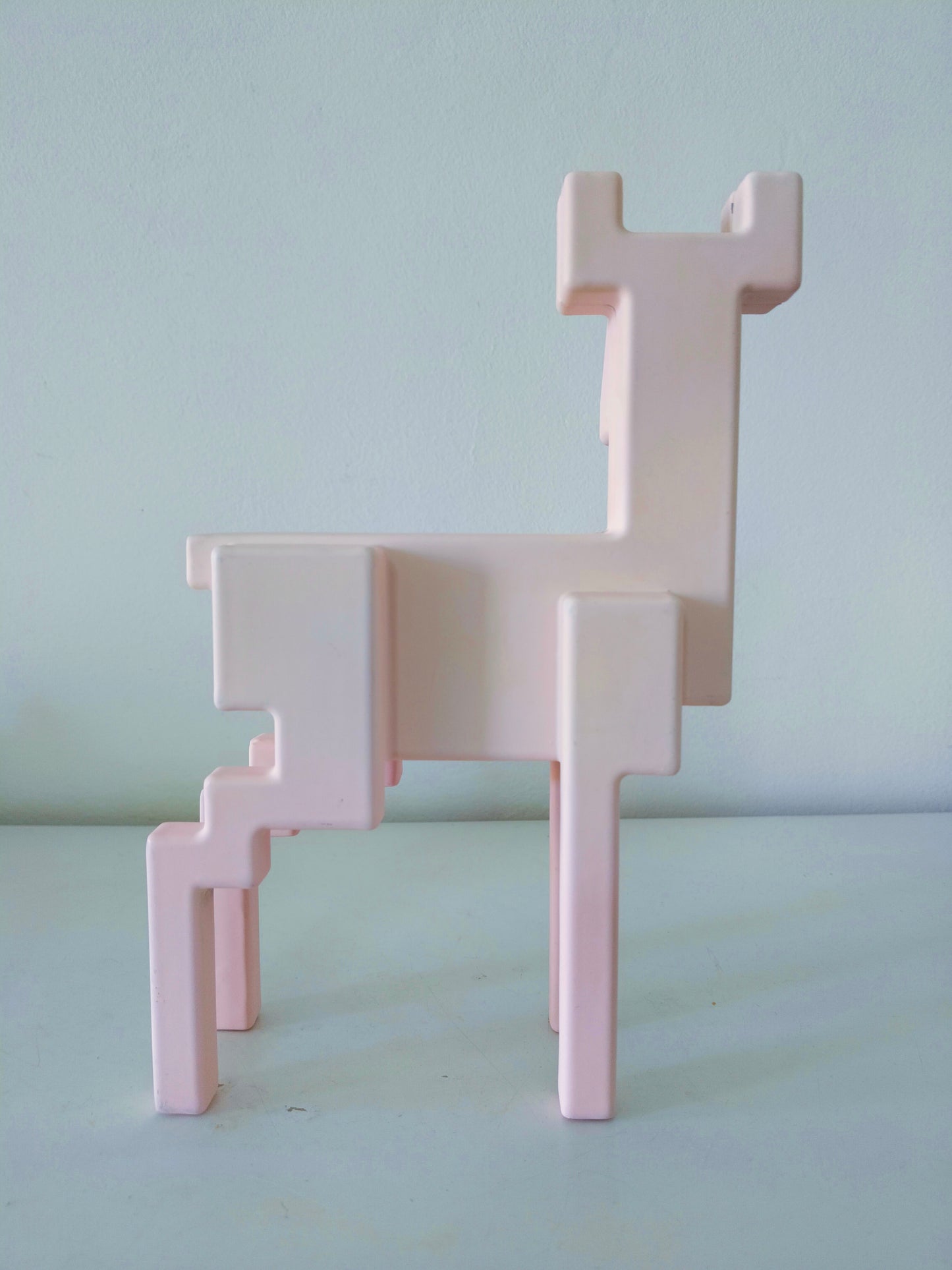 Cerf pixel rose par Monika Mulder pour ikea 2003