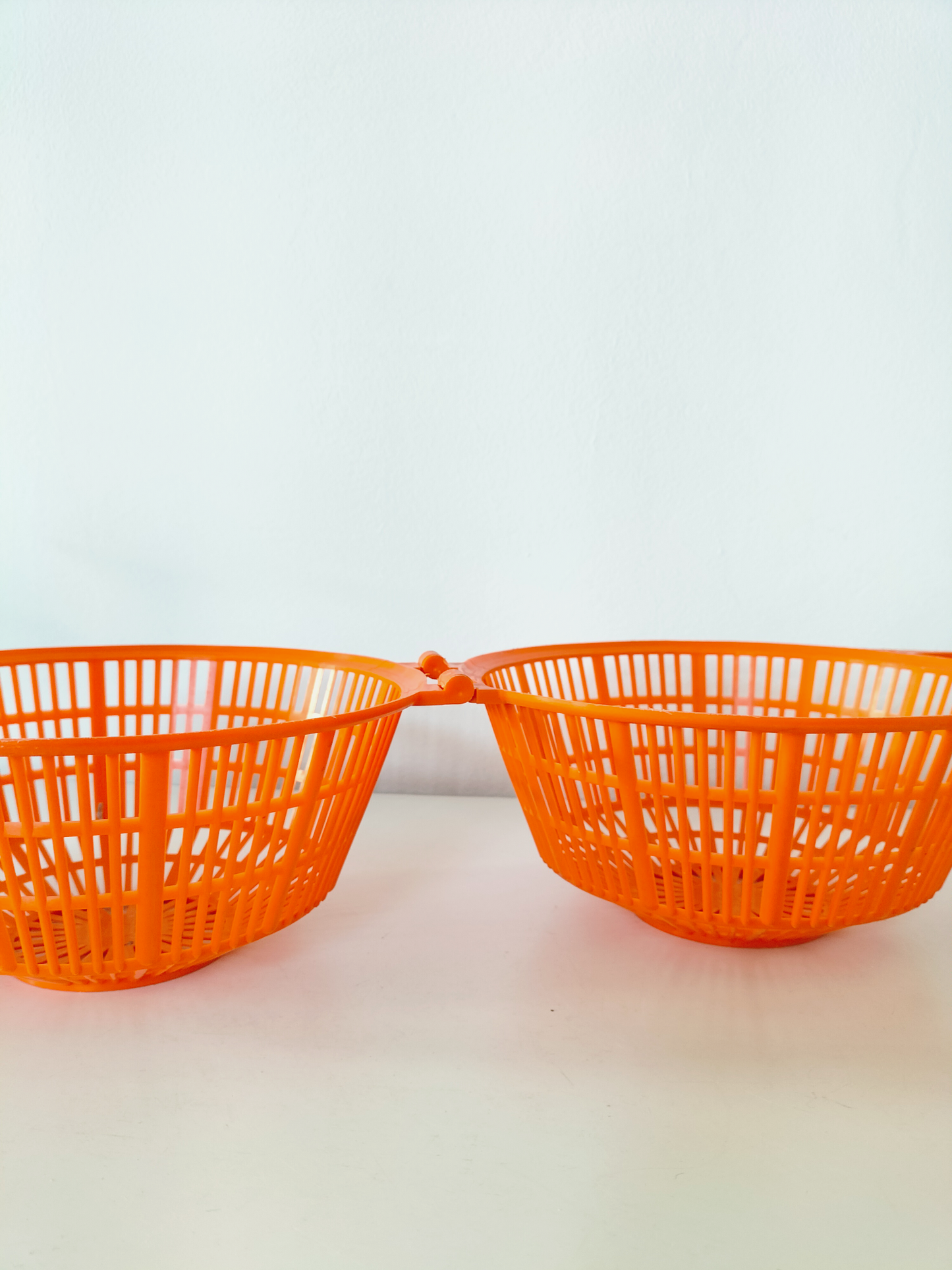 Ancien panier à salade orange DBP plastics