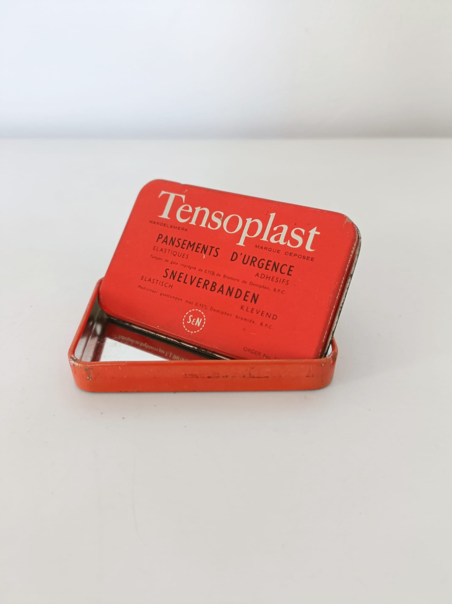 Boite métallique pharmaceutique vintage
