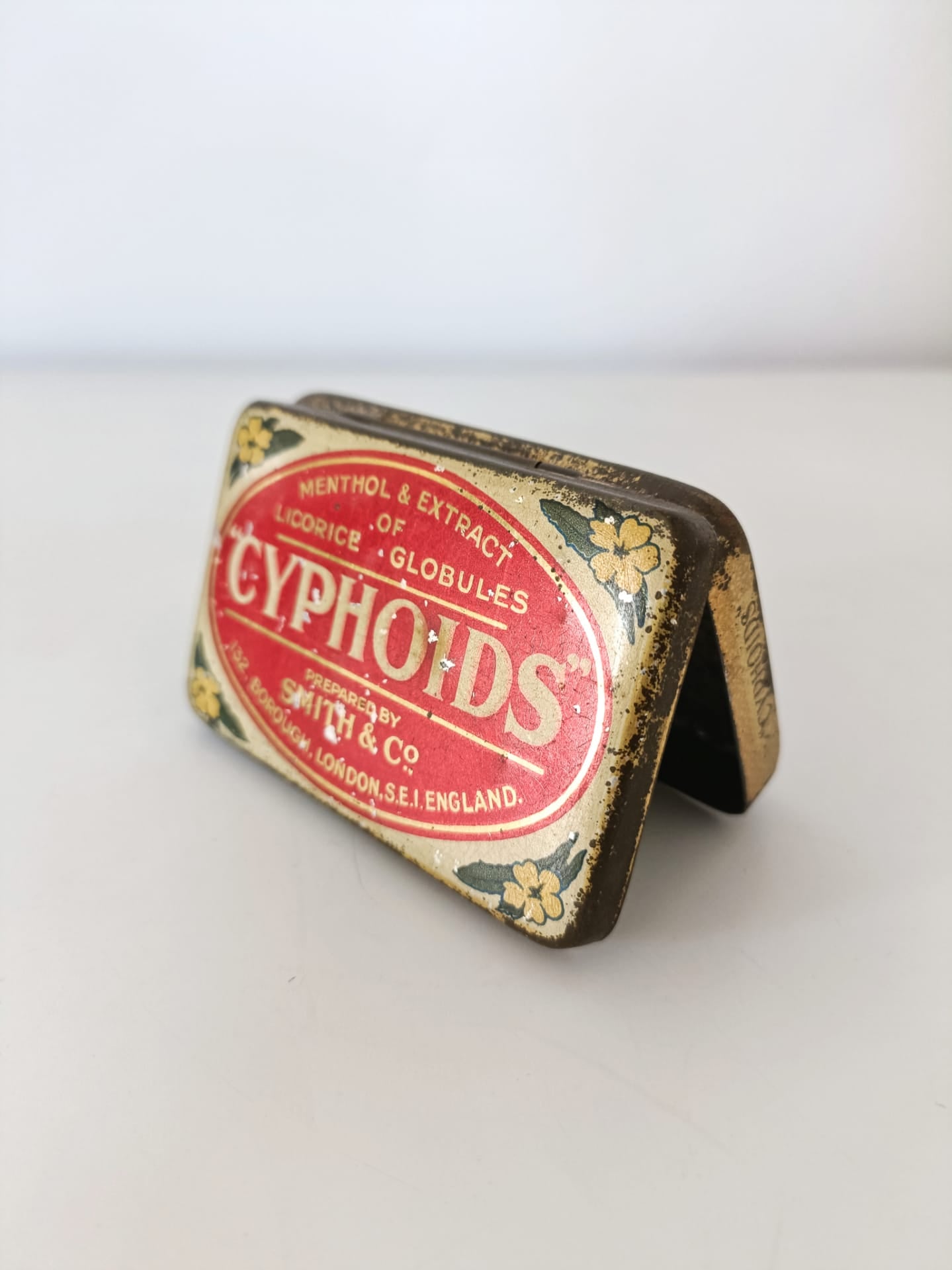 Boite métallique pharmaceutique vintage