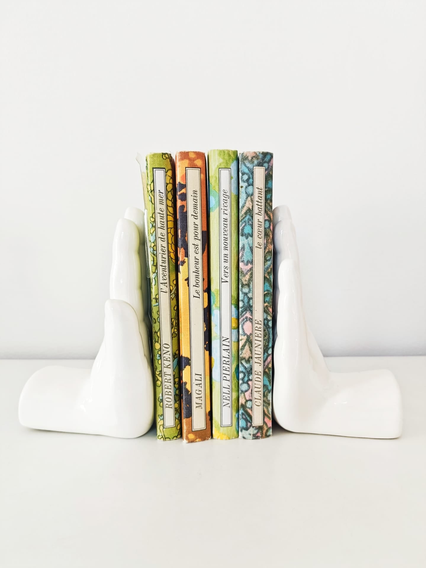 Serre-livres mains
