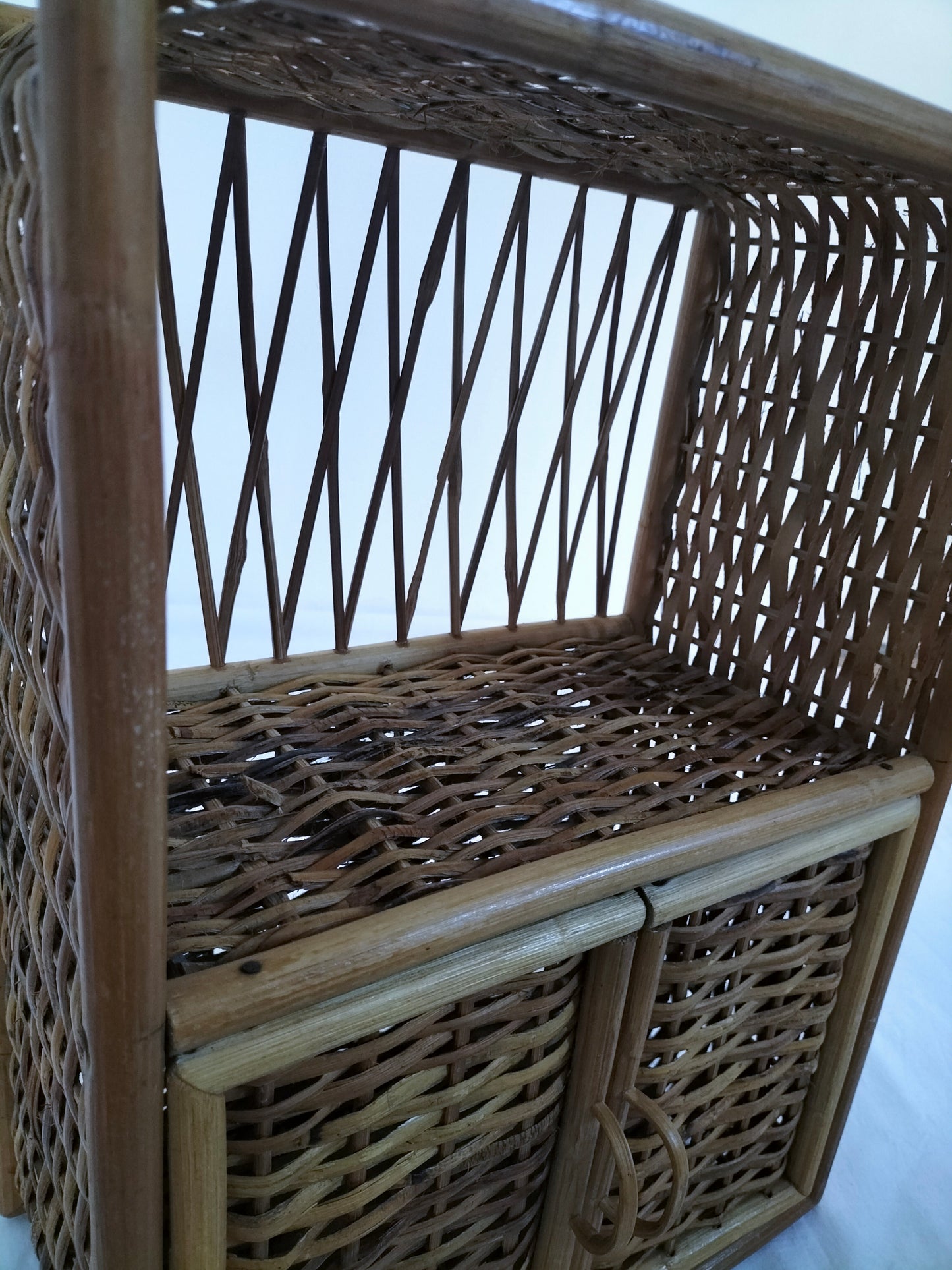 Petit meuble en osier
