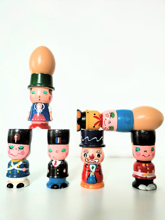 Coquetier personnage en bois