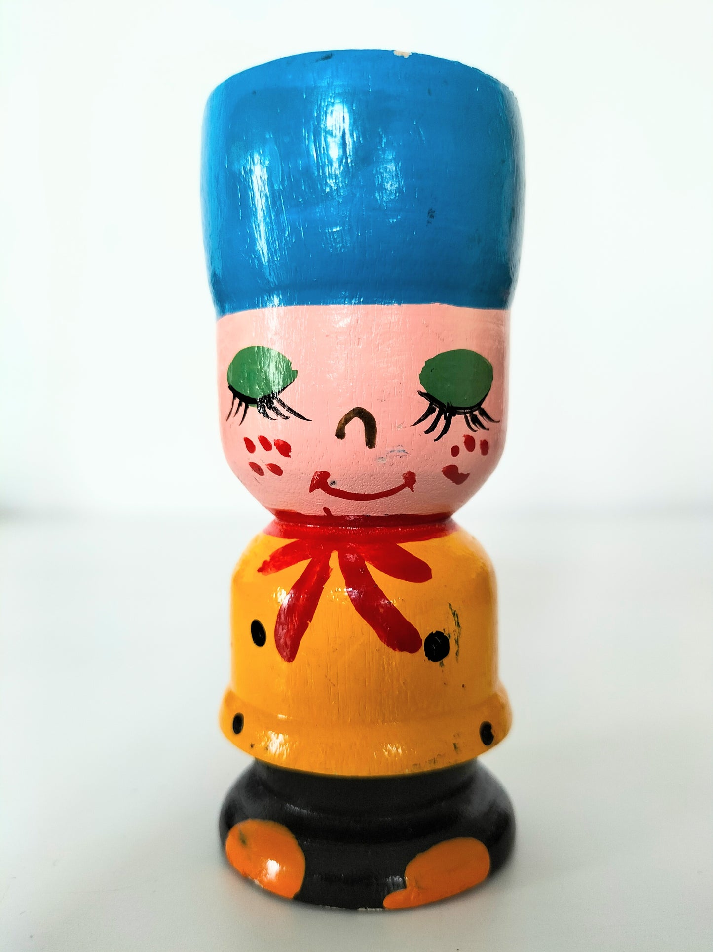 Coquetier personnage en bois