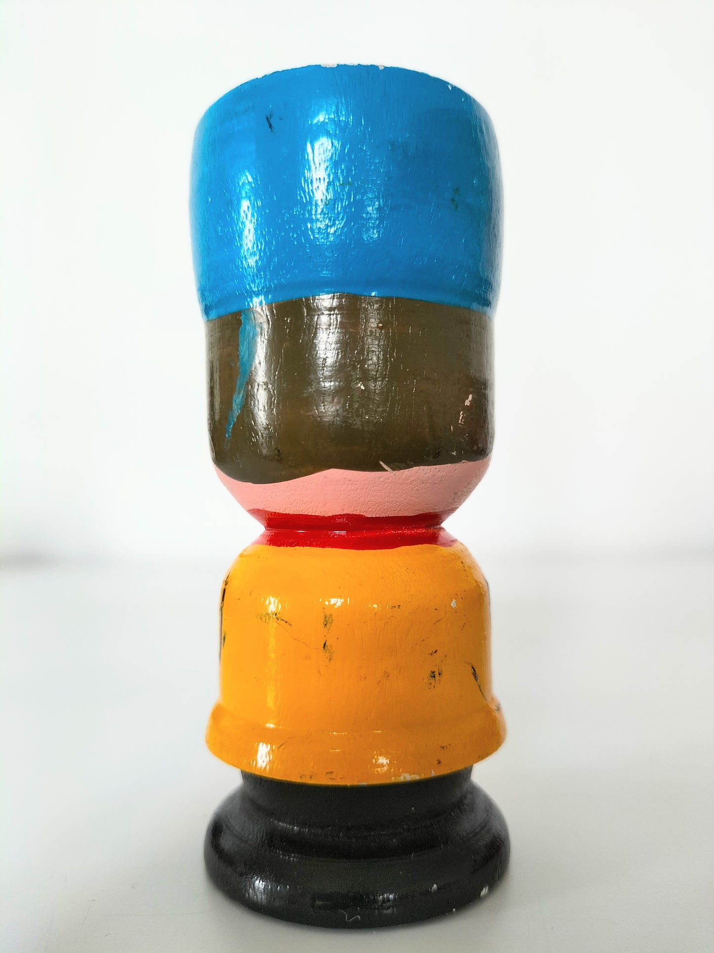 Coquetier personnage en bois