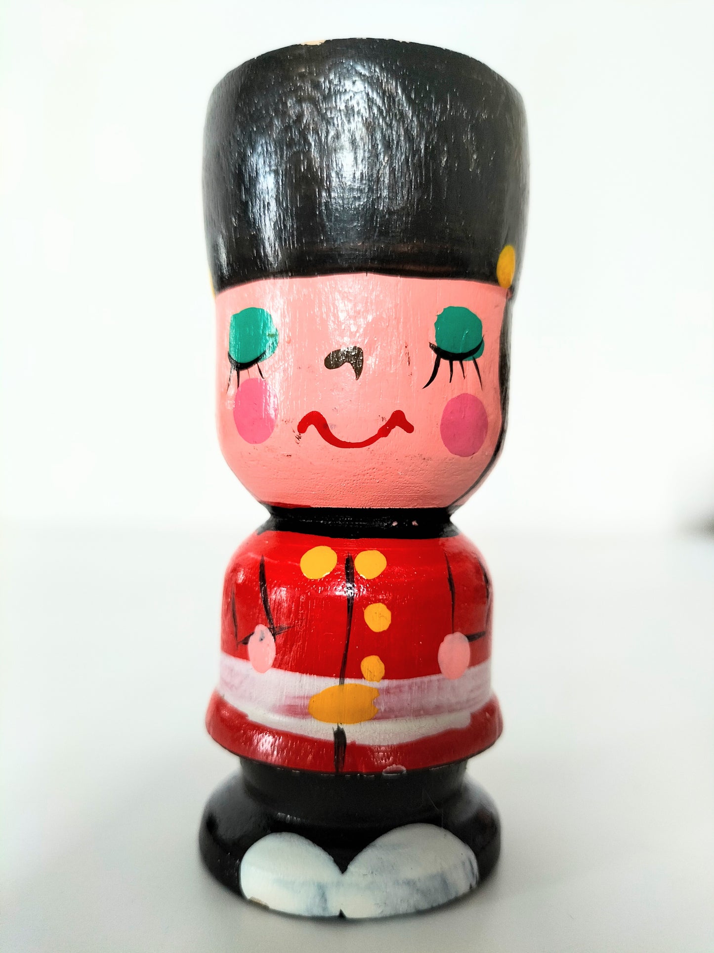 Coquetier personnage en bois