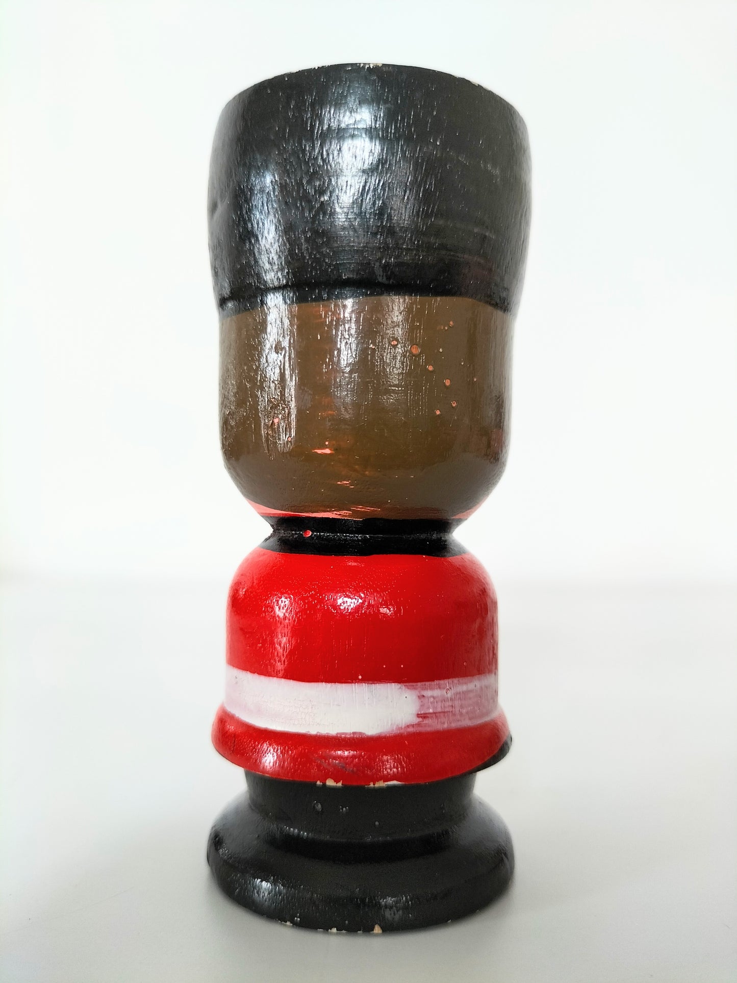 Coquetier personnage en bois