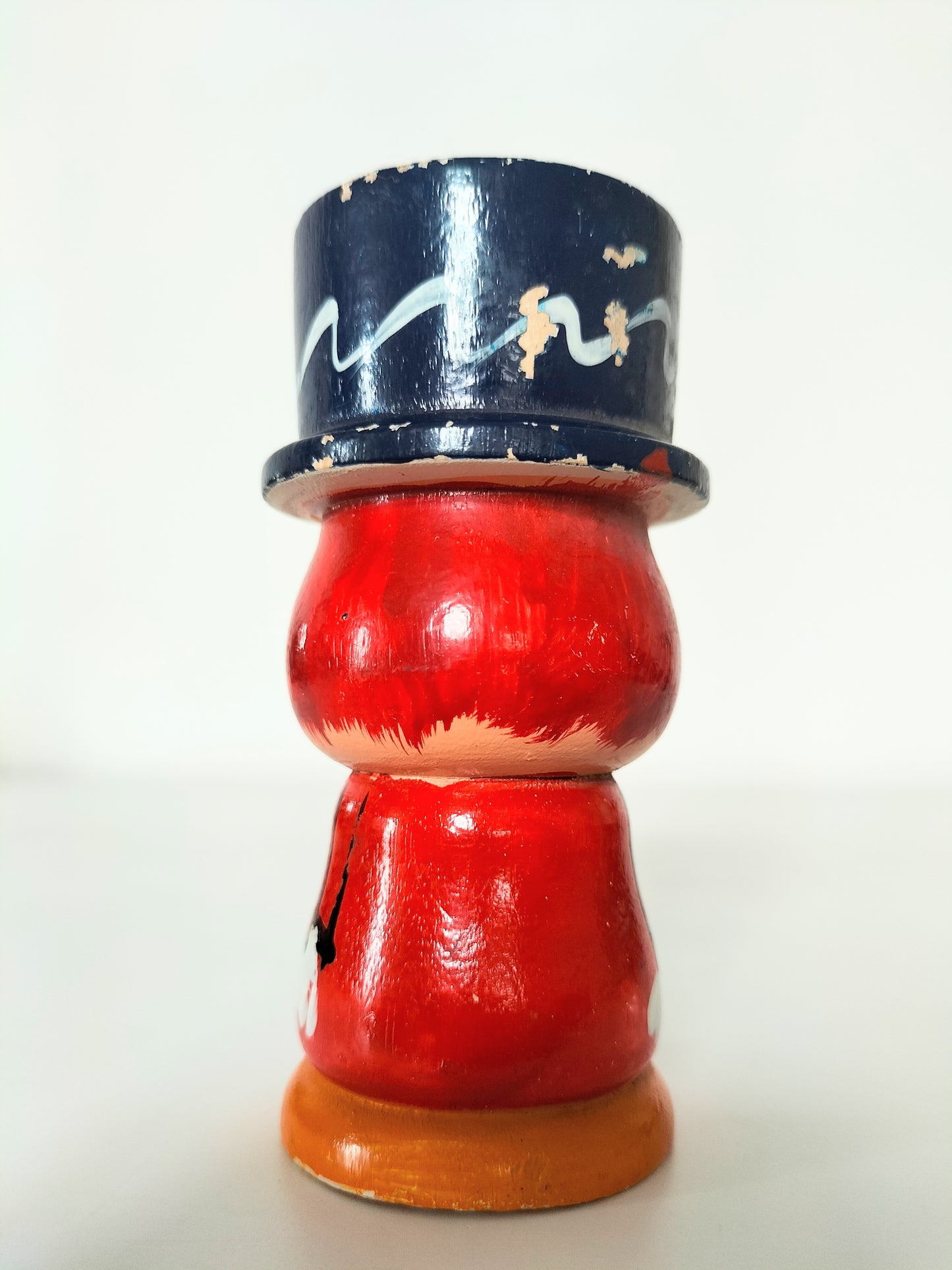 Coquetier personnage en bois