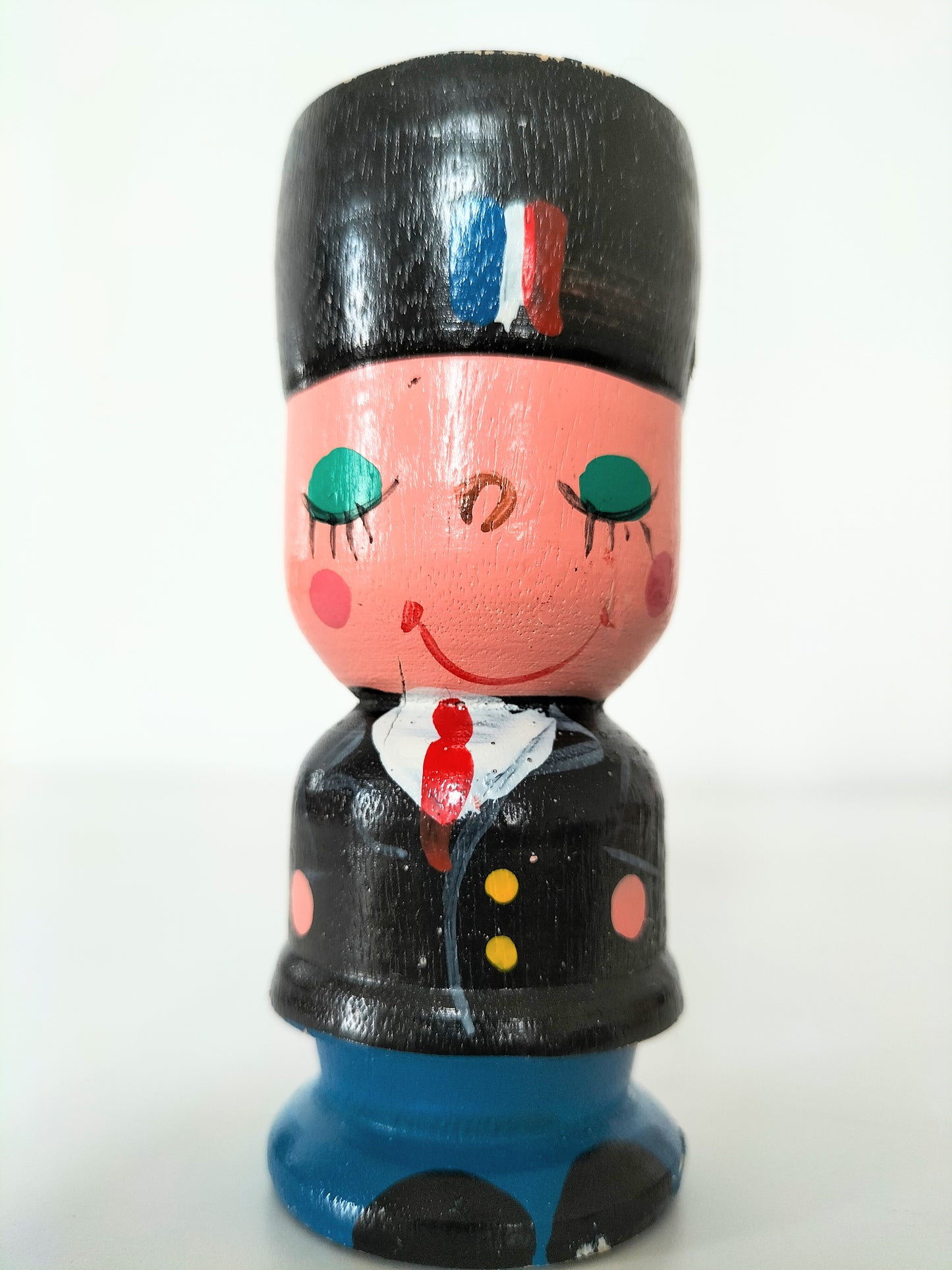 Coquetier personnage en bois