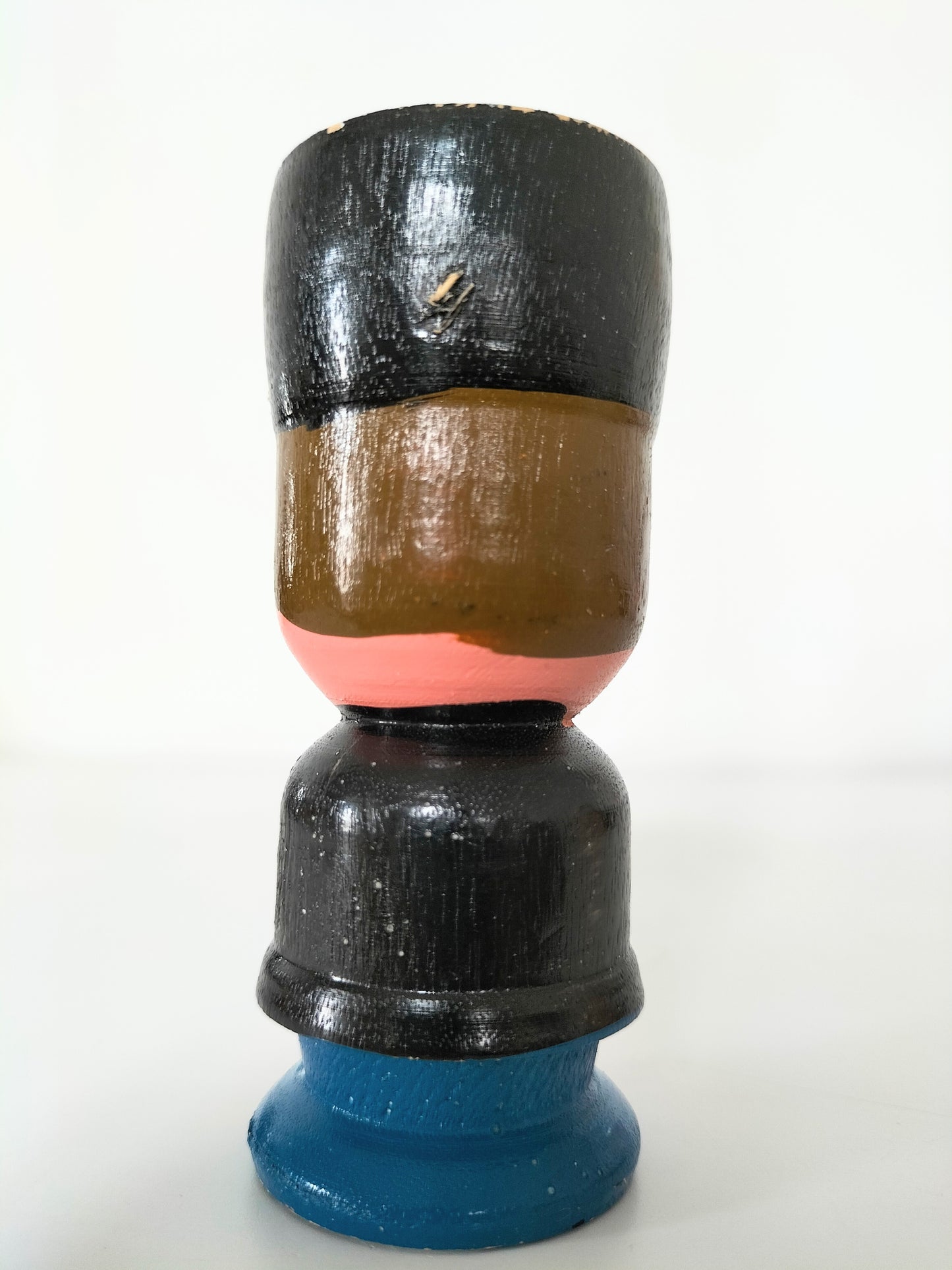 Coquetier personnage en bois