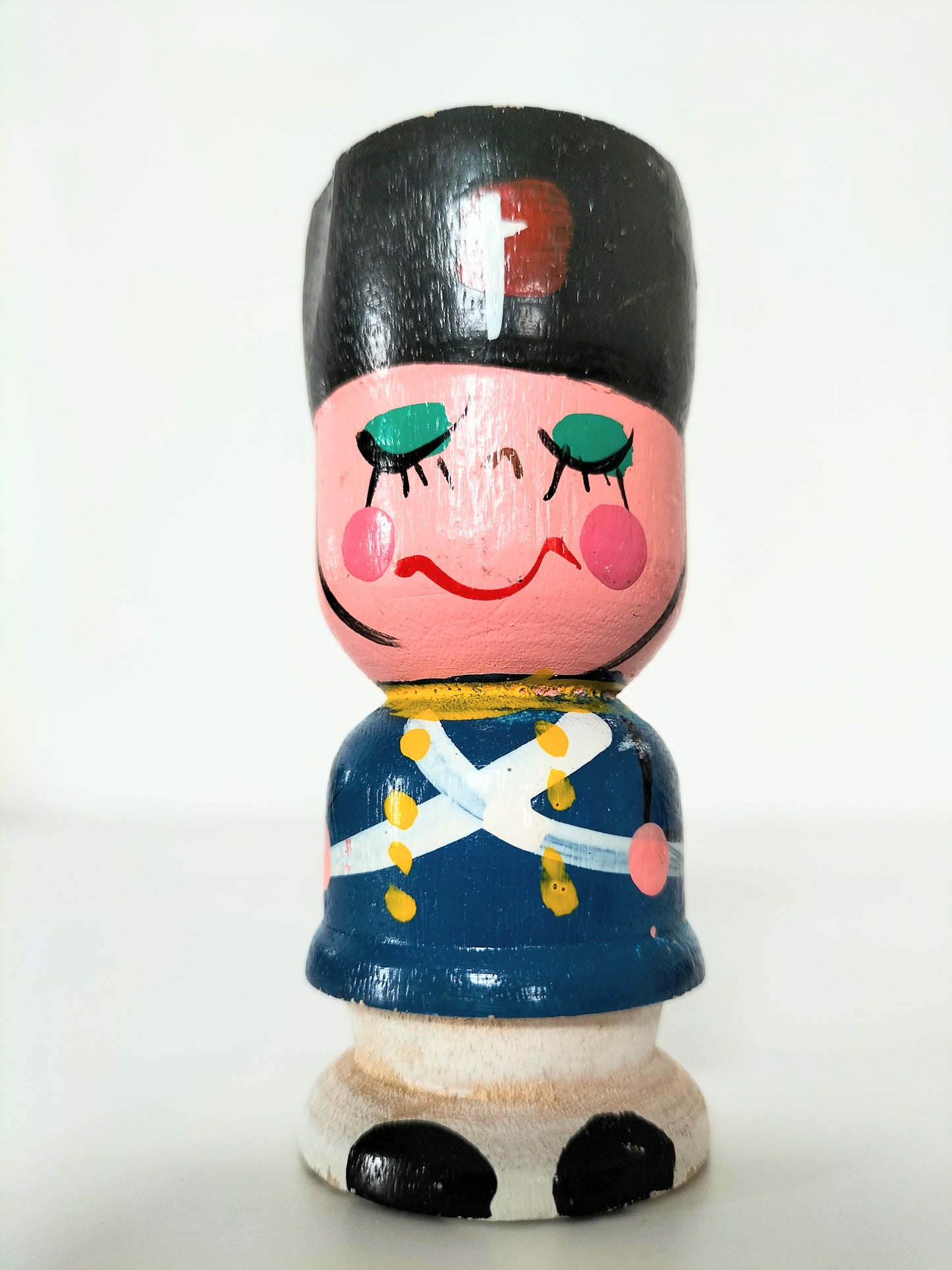 Coquetier personnage en bois
