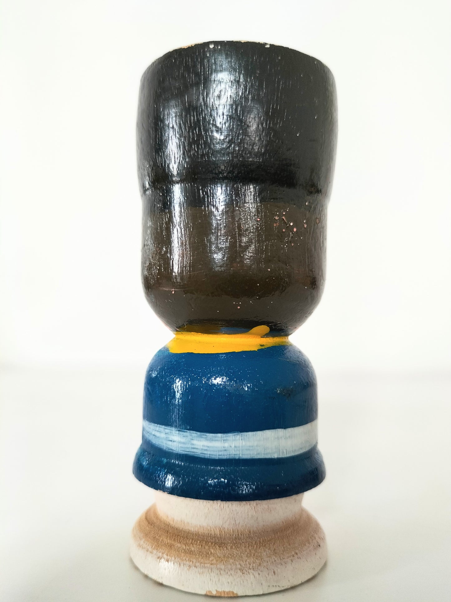 Coquetier personnage en bois