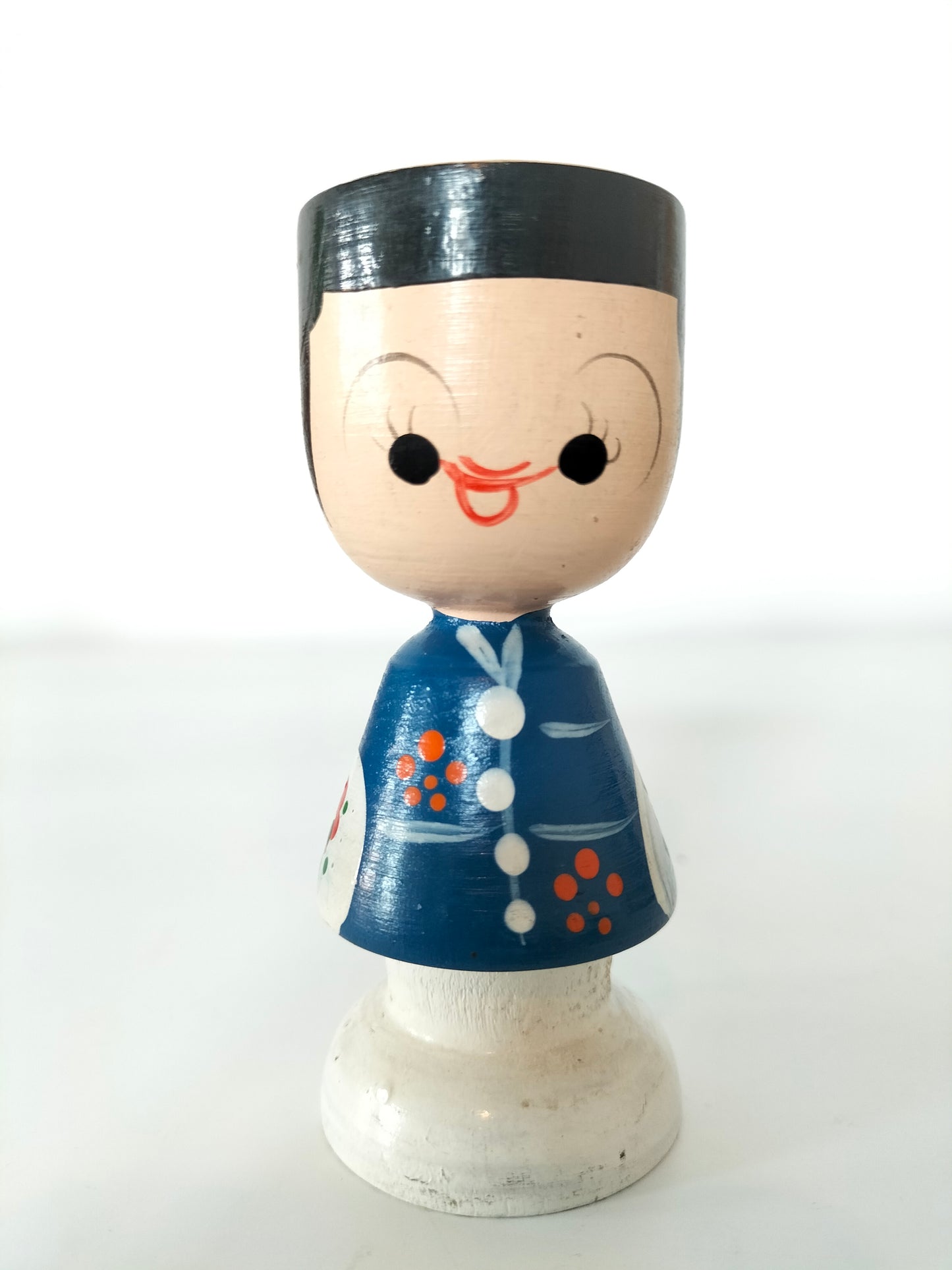 Coquetier personnage en bois