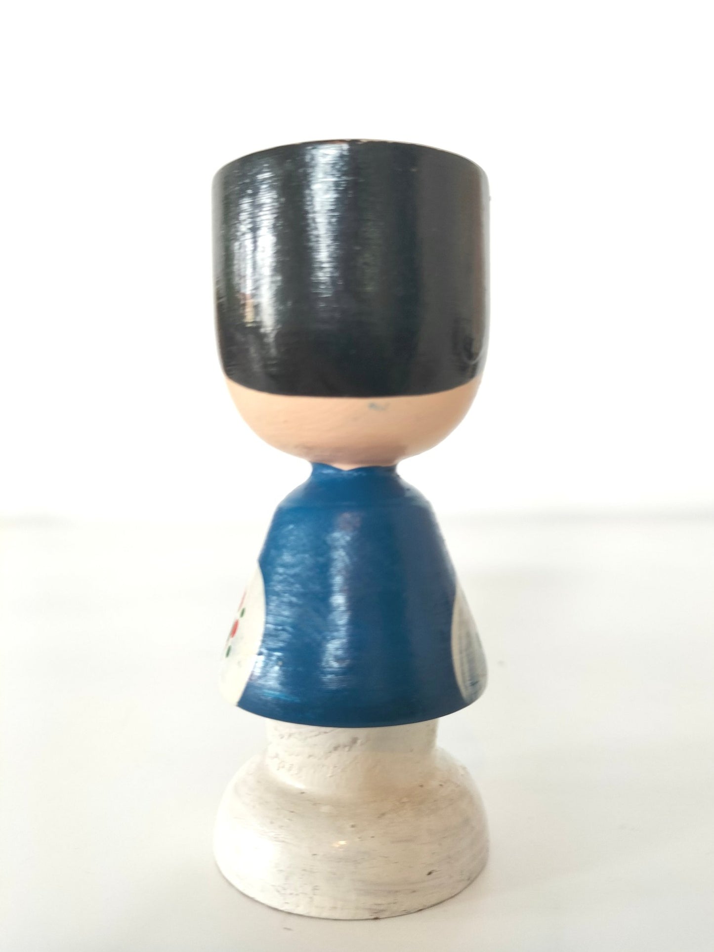 Coquetier personnage en bois