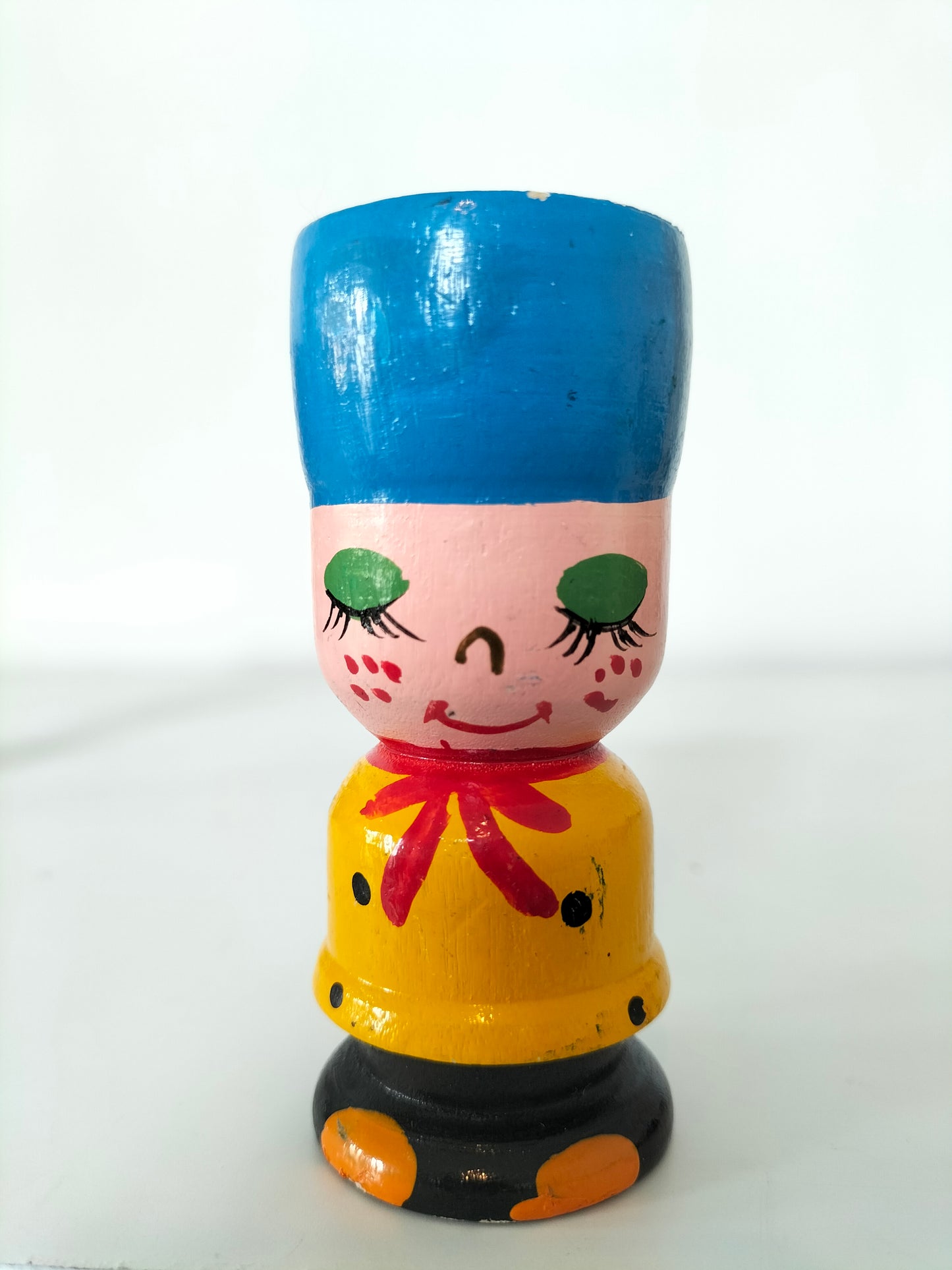 Coquetier personnage en bois