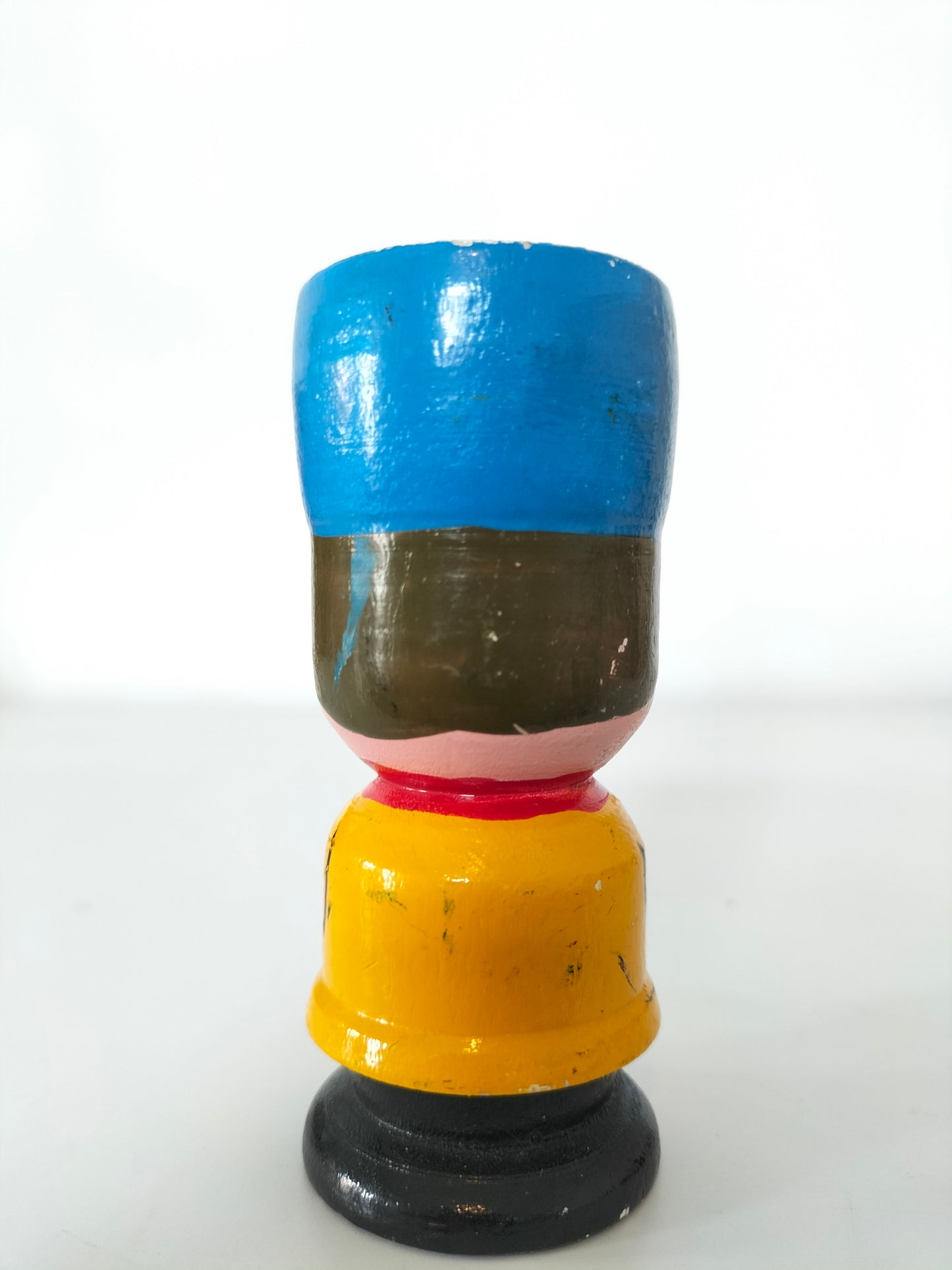 Coquetier personnage en bois