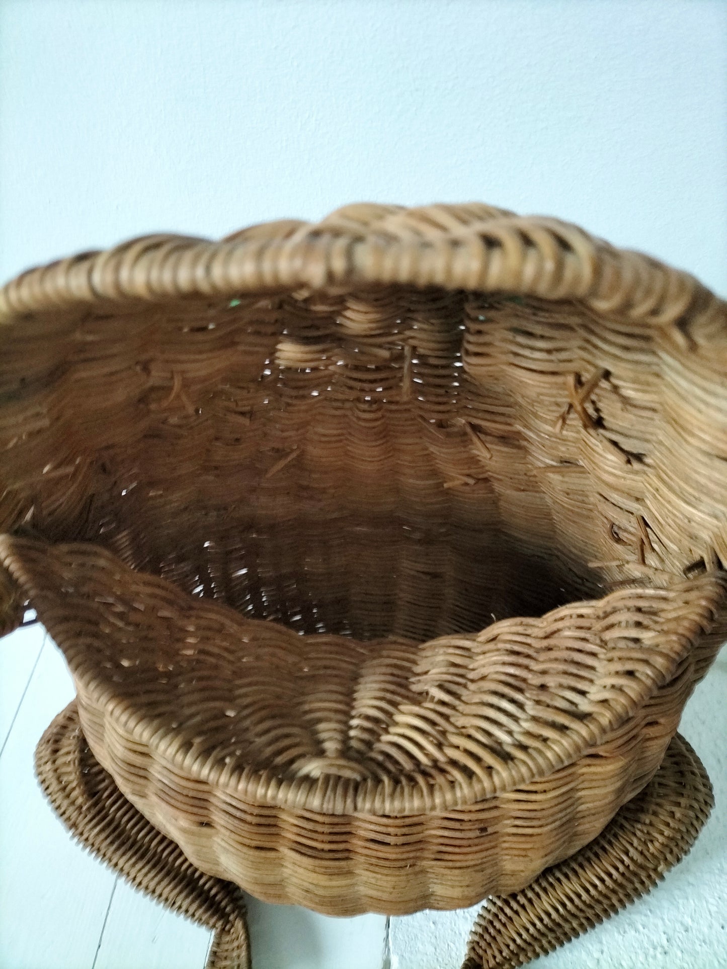 Porte-revues/ panier grenouille en osier par Olivier Cajan