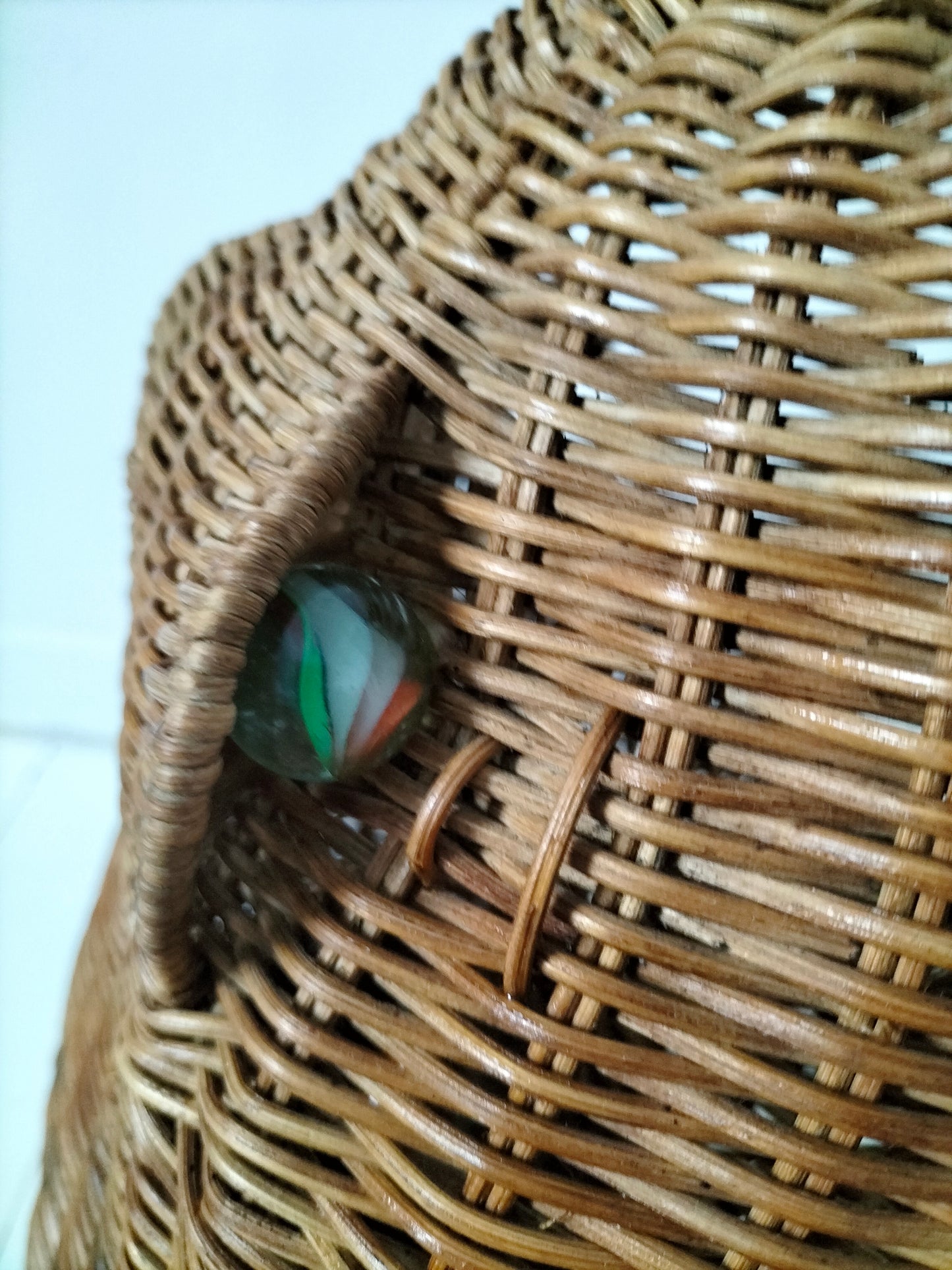 Porte-revues/ panier grenouille en osier par Olivier Cajan