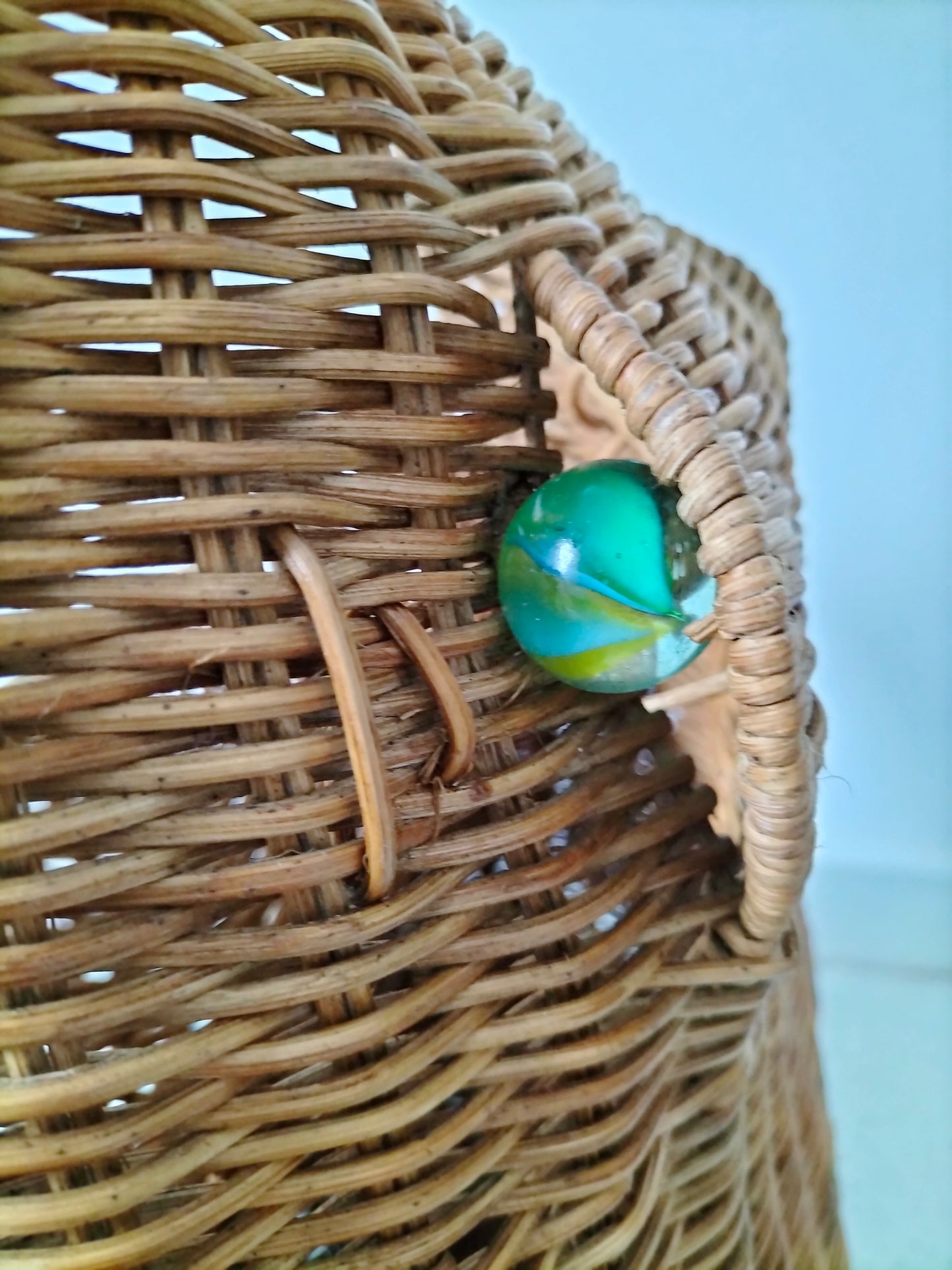 Porte-revues/ panier grenouille en osier par Olivier Cajan