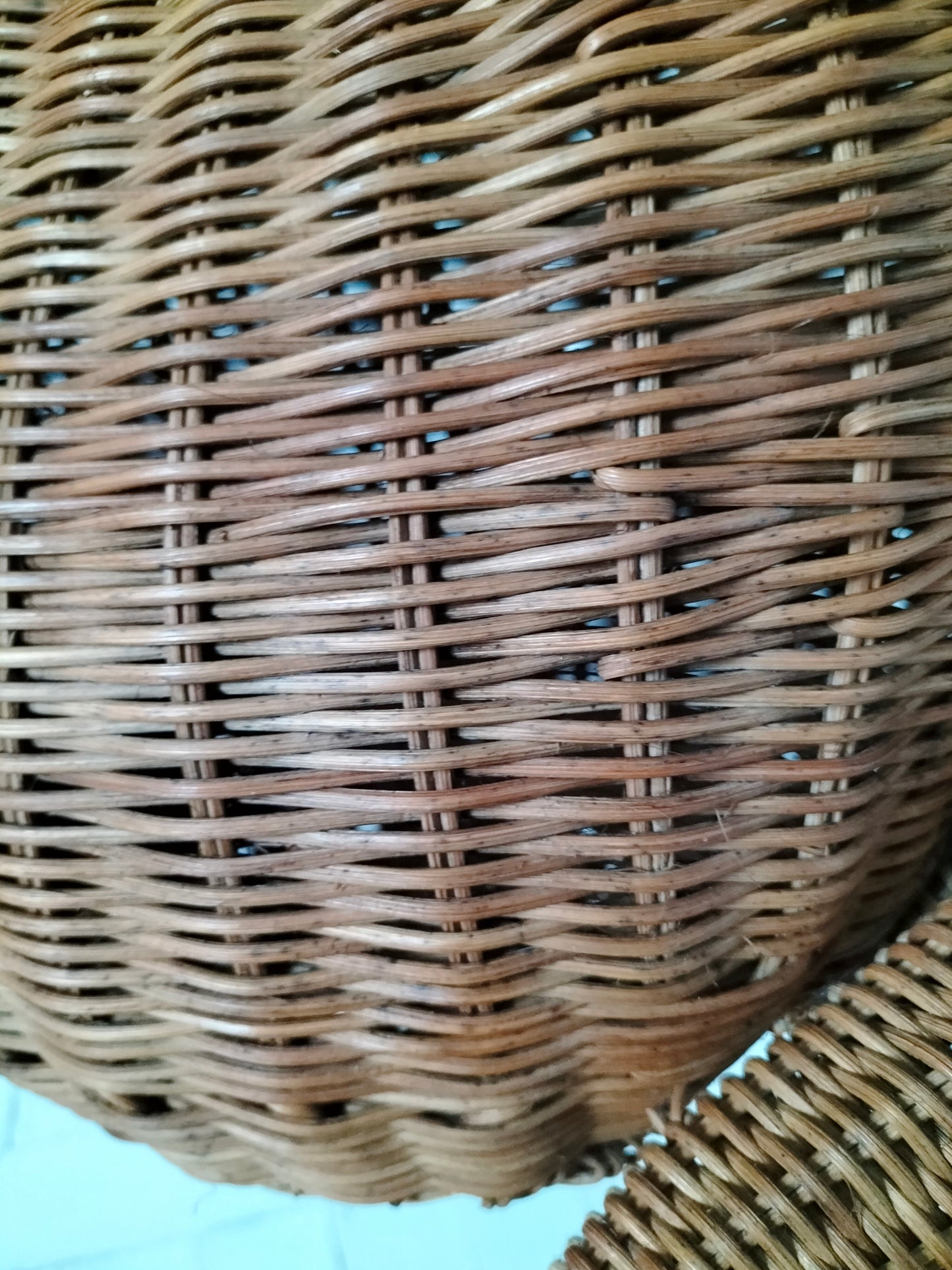Porte-revues/ panier grenouille en osier par Olivier Cajan