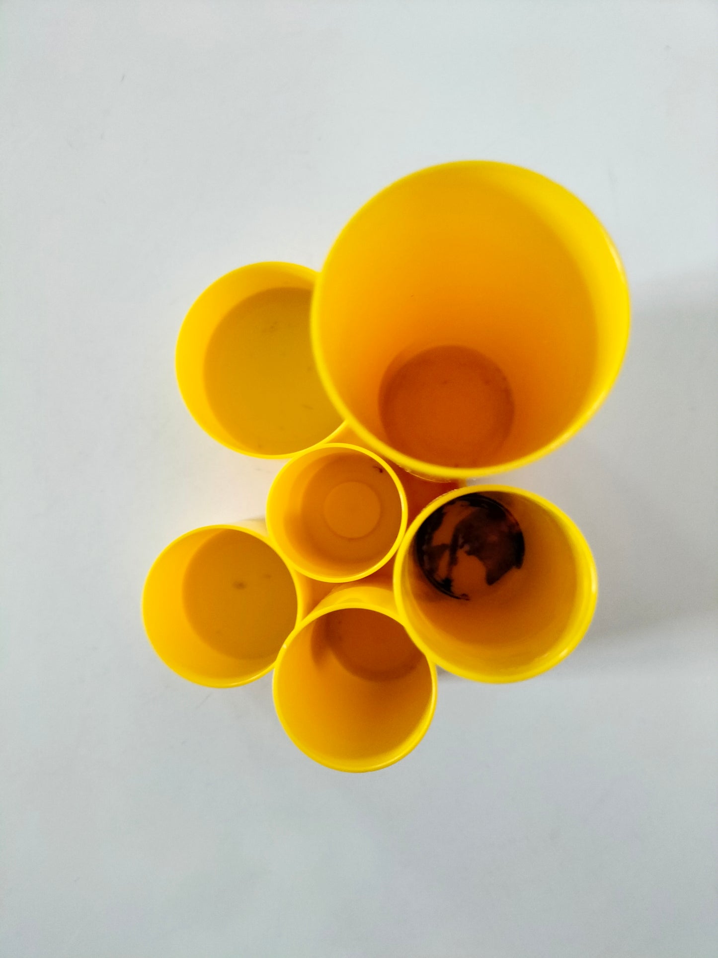 Pot à crayons en plastique jaune